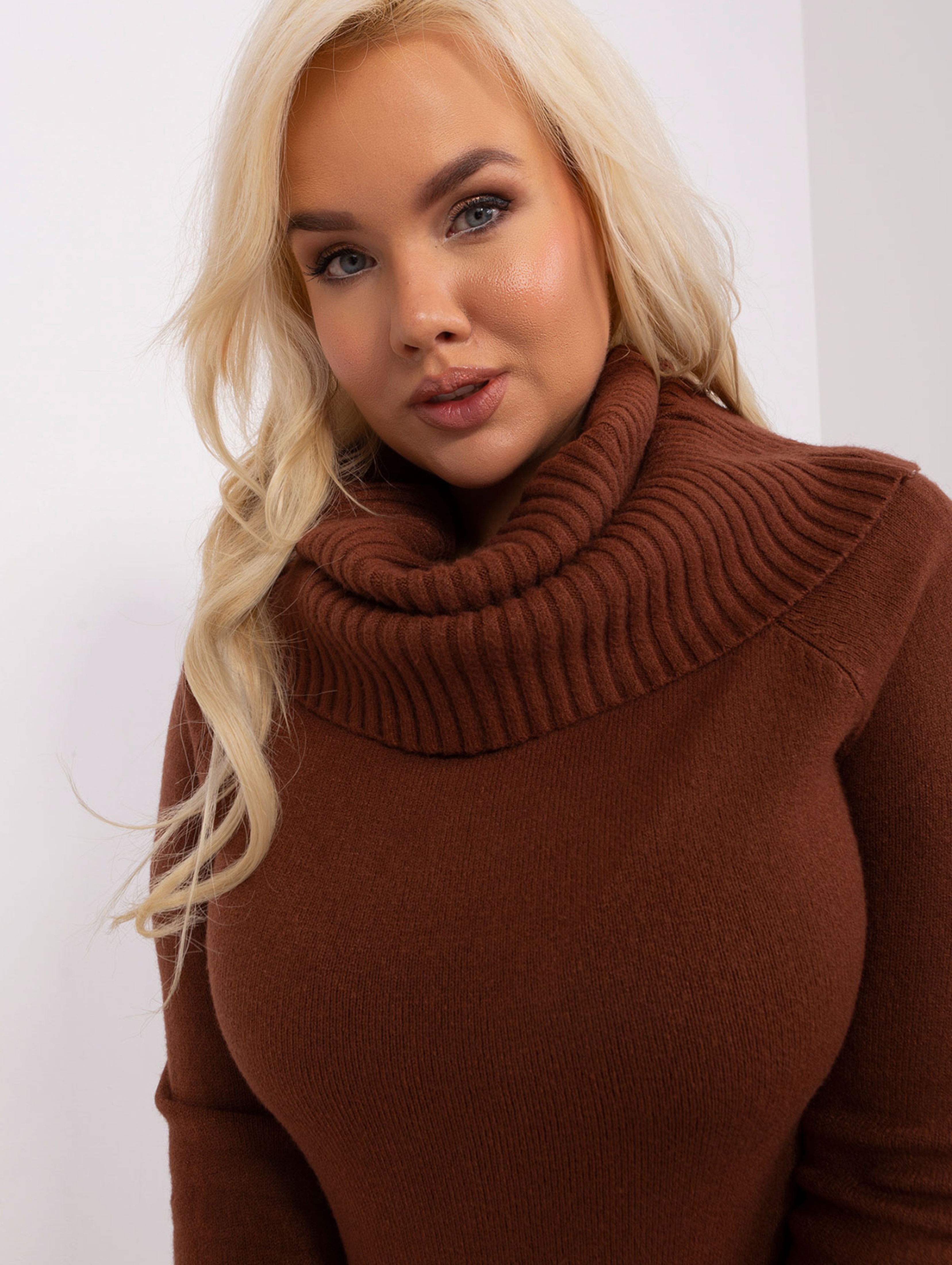 Ciemnobrązowy sweter plus size ze ściągaczami