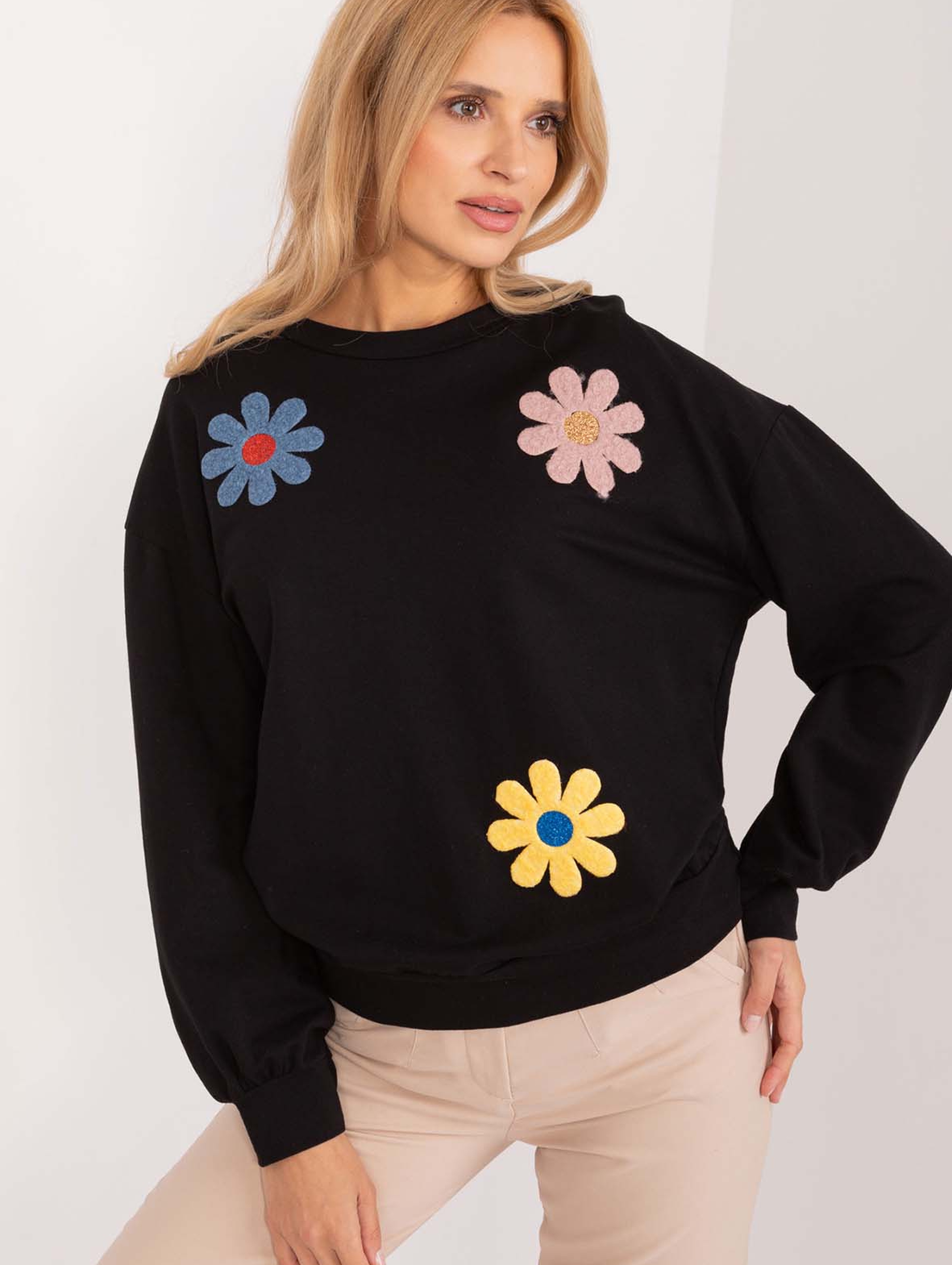 Czarna bluza damska w kolorowe kwiaty z bawełny