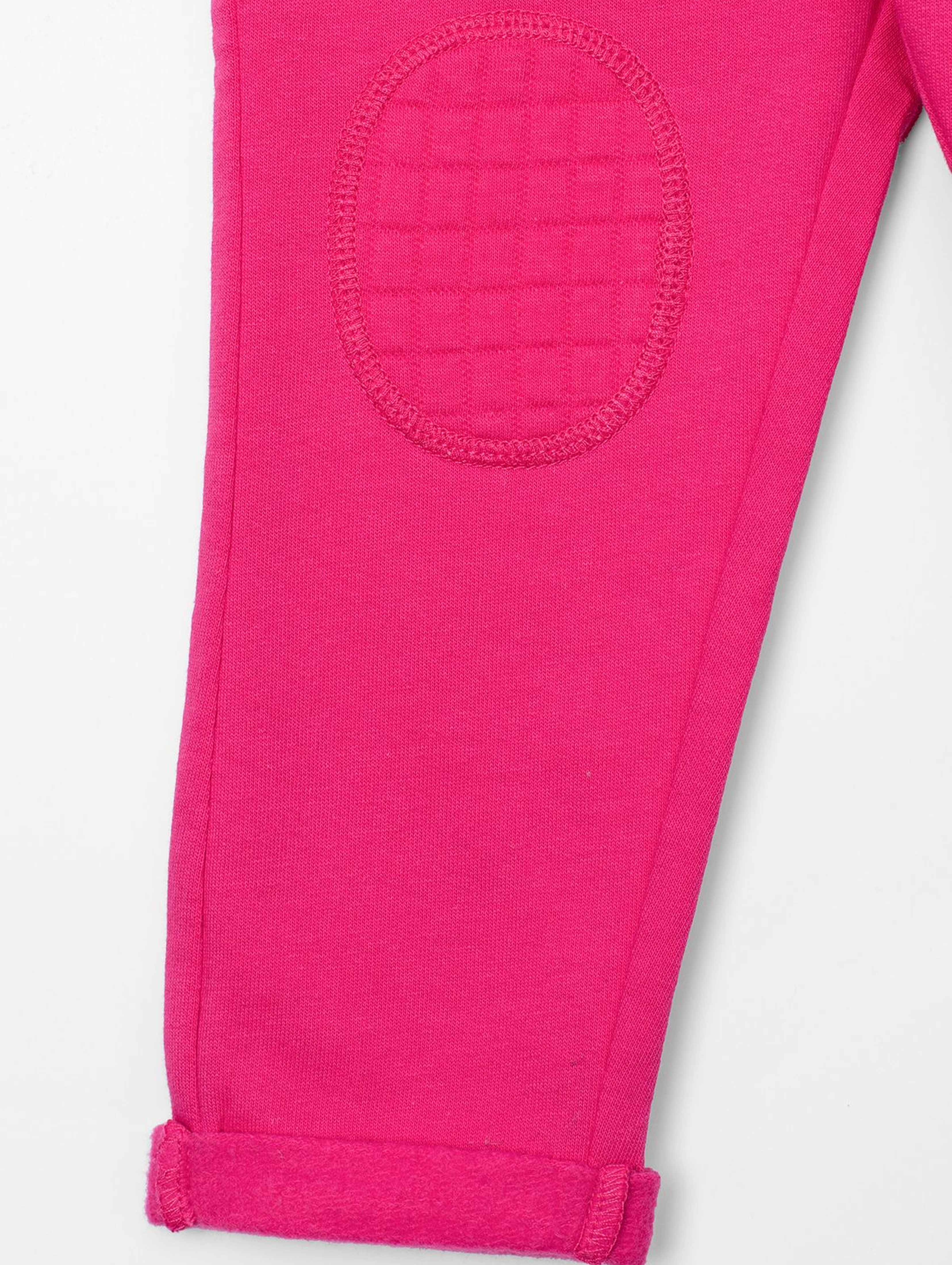 Różowe dresy dla dziewczynki z łatkami na kolanach