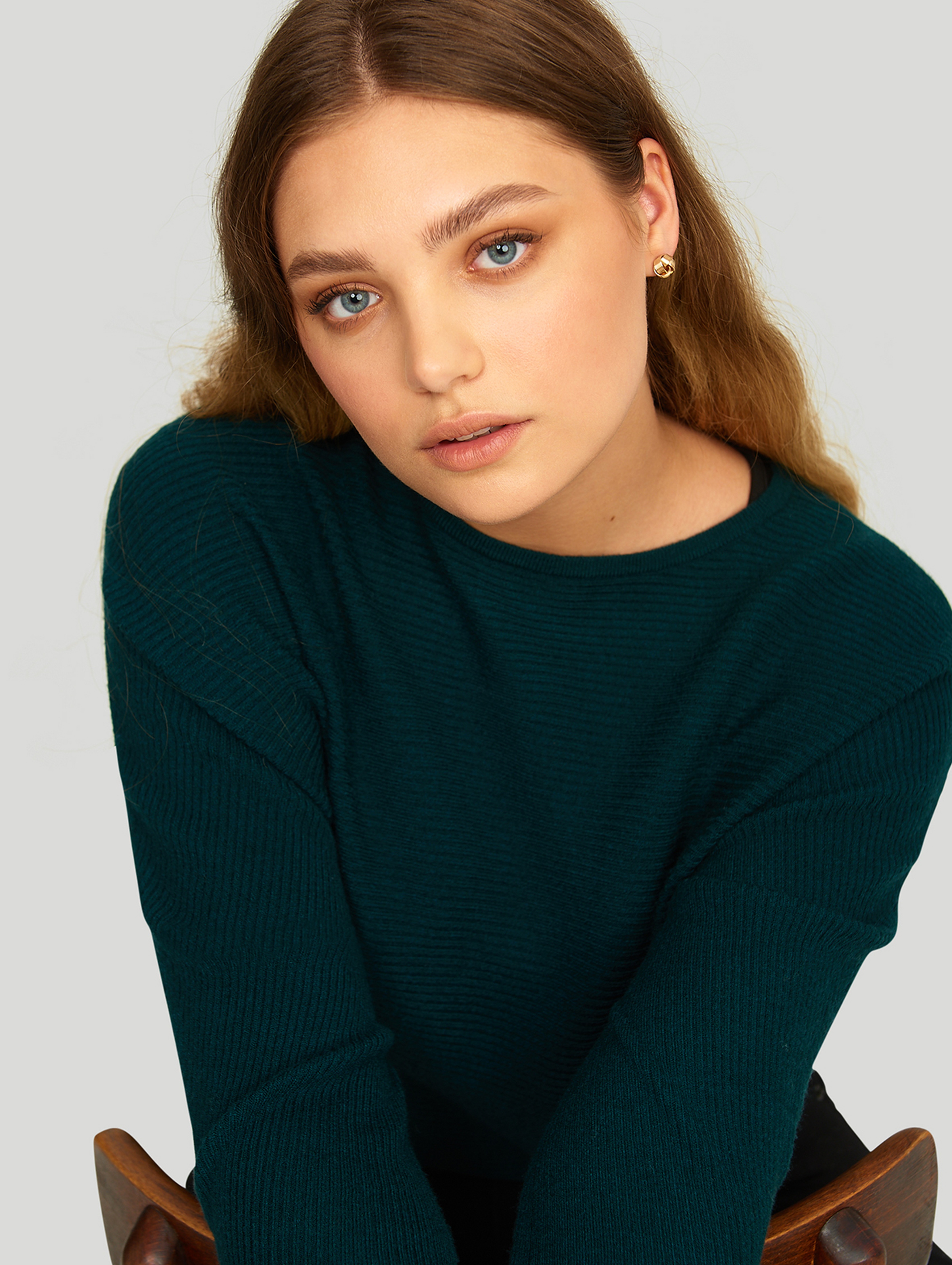 Luźny sweter damski - zielony