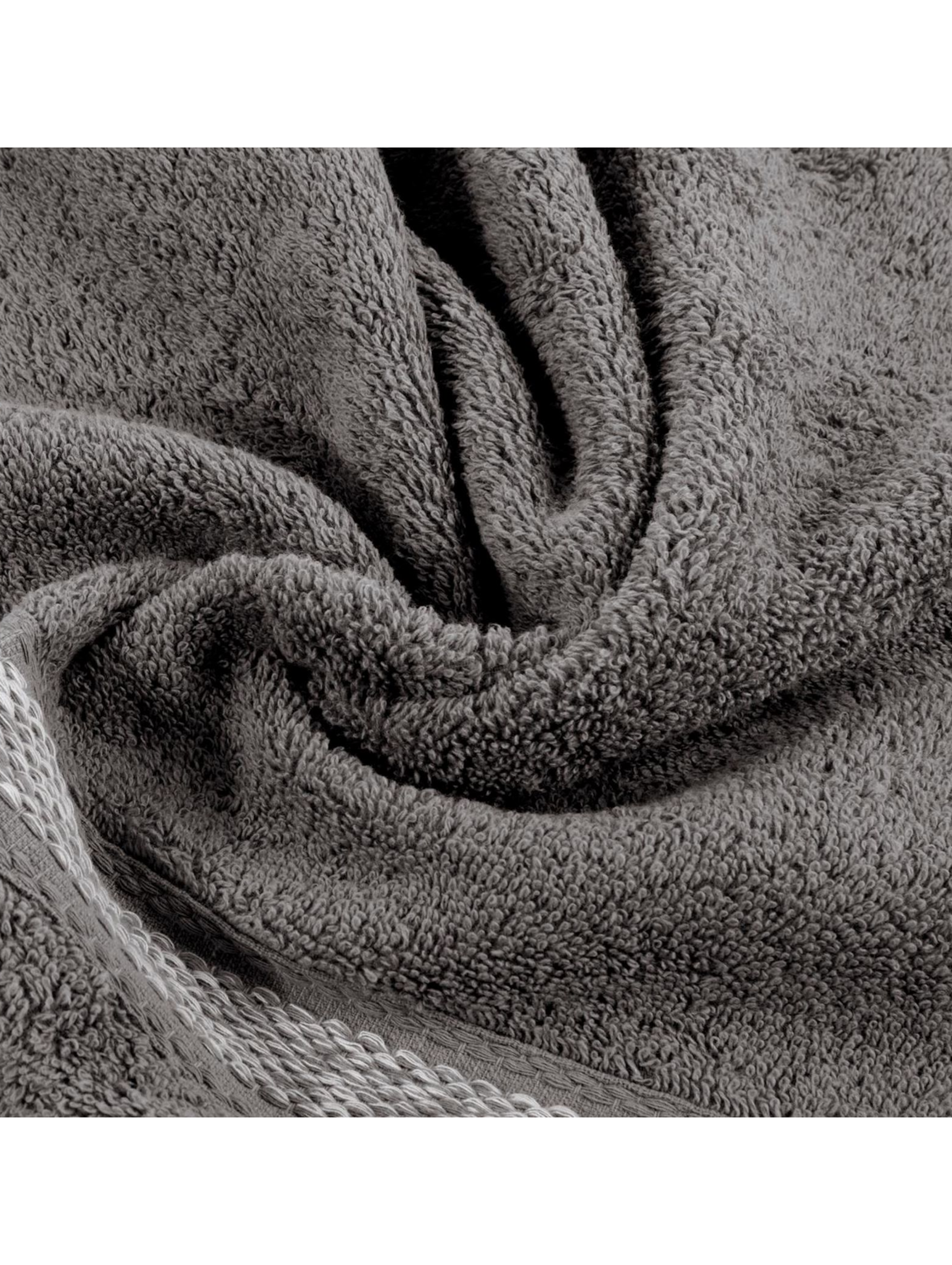 Ciemnoszary ręcznik 70x140 cm z ozdobnym pasem