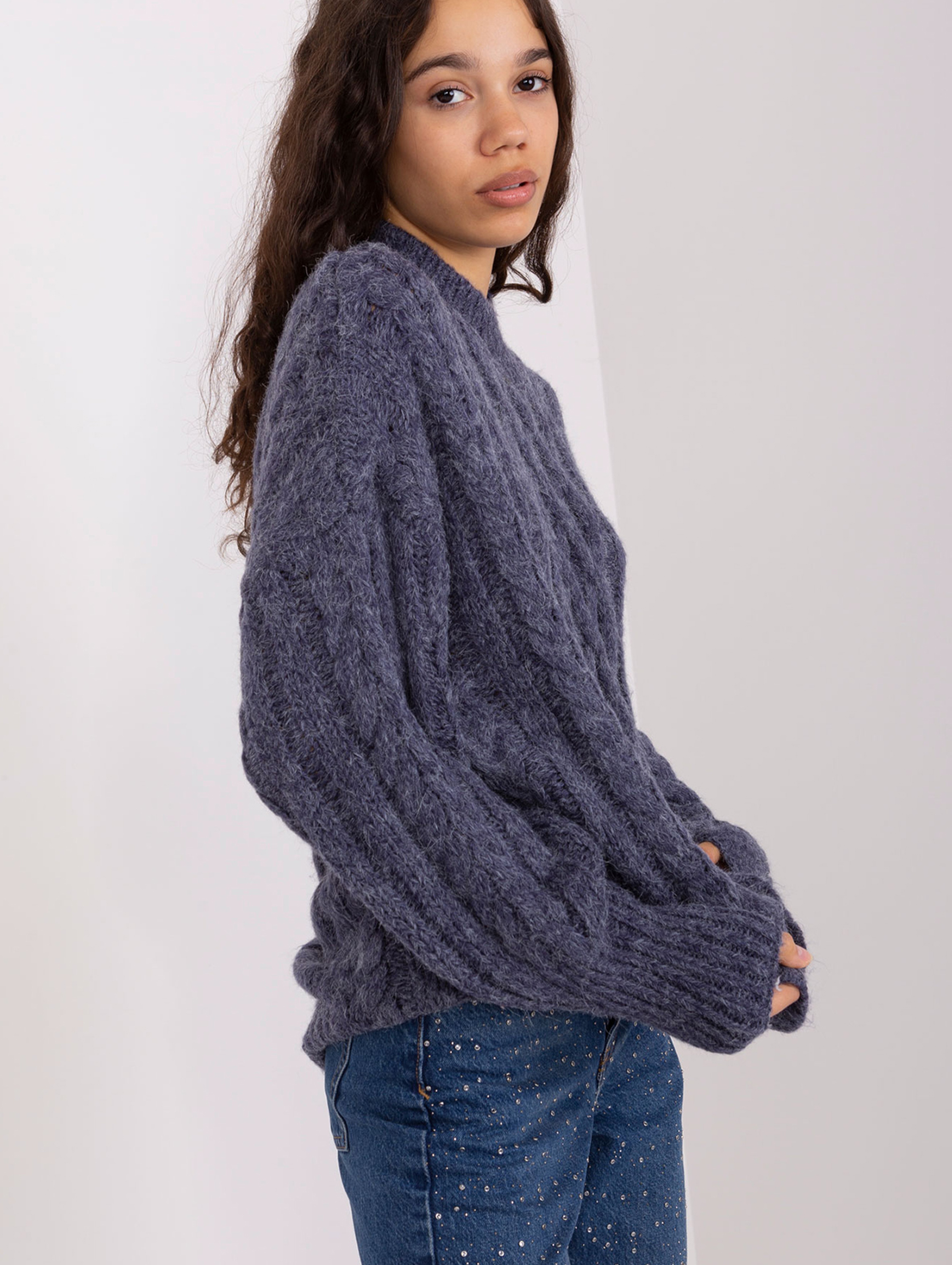 Granatowy dzianinowy sweter z warkoczami
