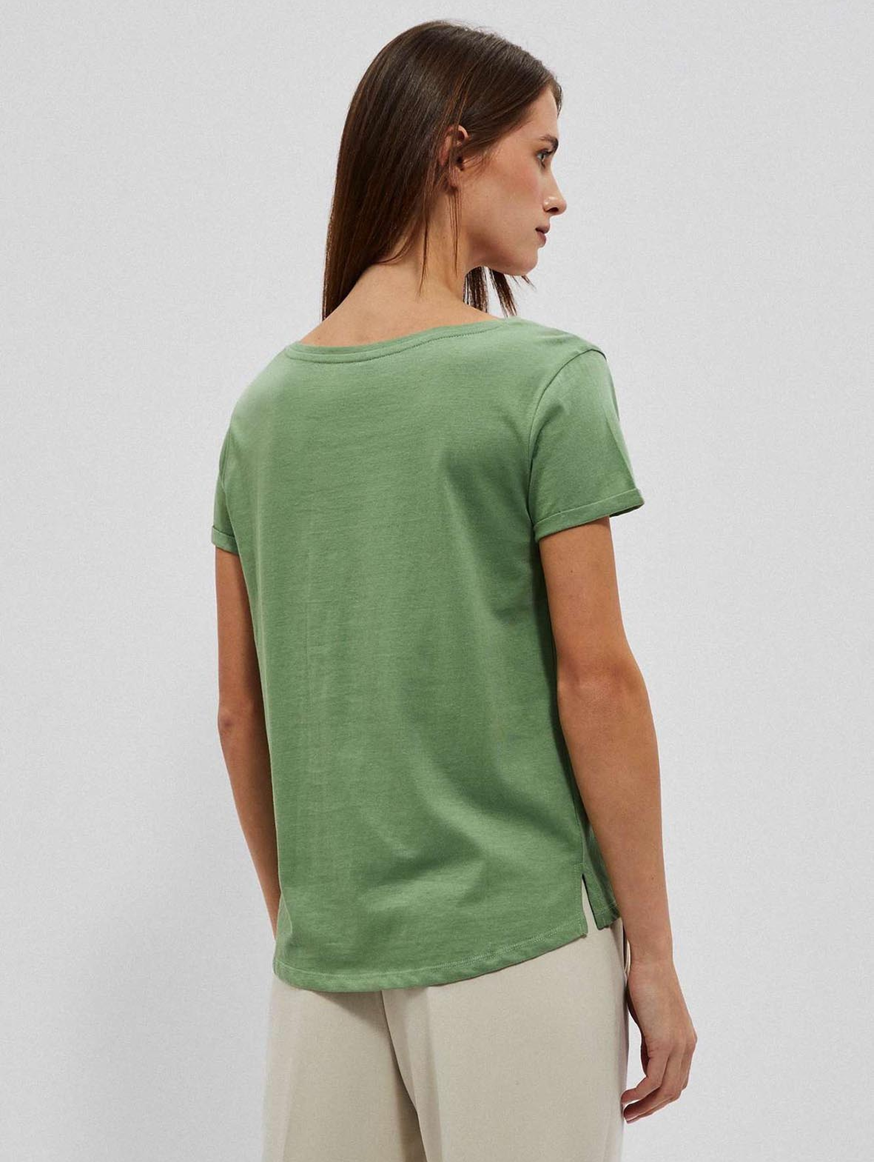 Bawełniany oliwkowy t-shirt damski z kieszonką