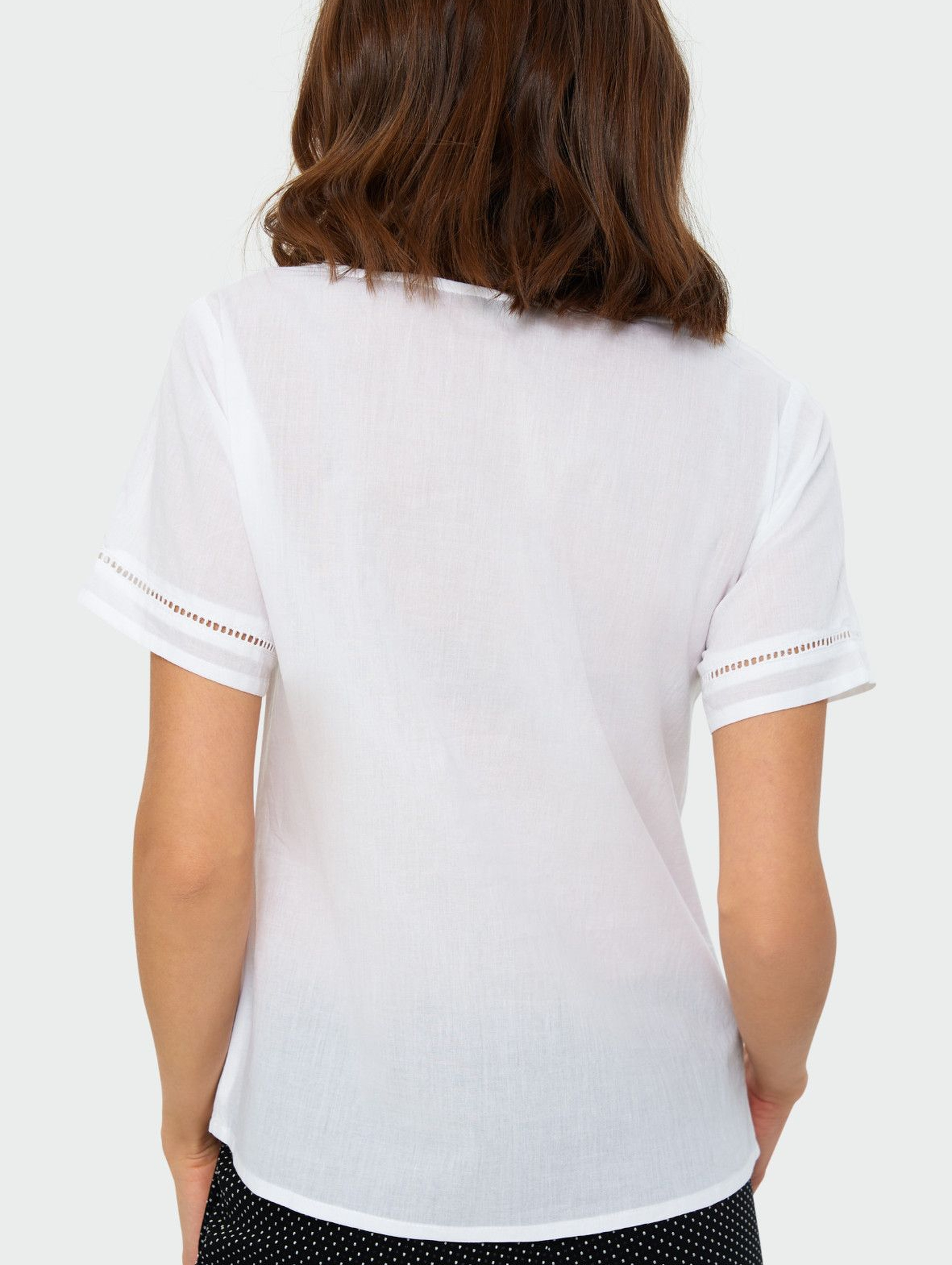Biały bawełniany  T-shirt damski na krótki rękaw z kwiatami