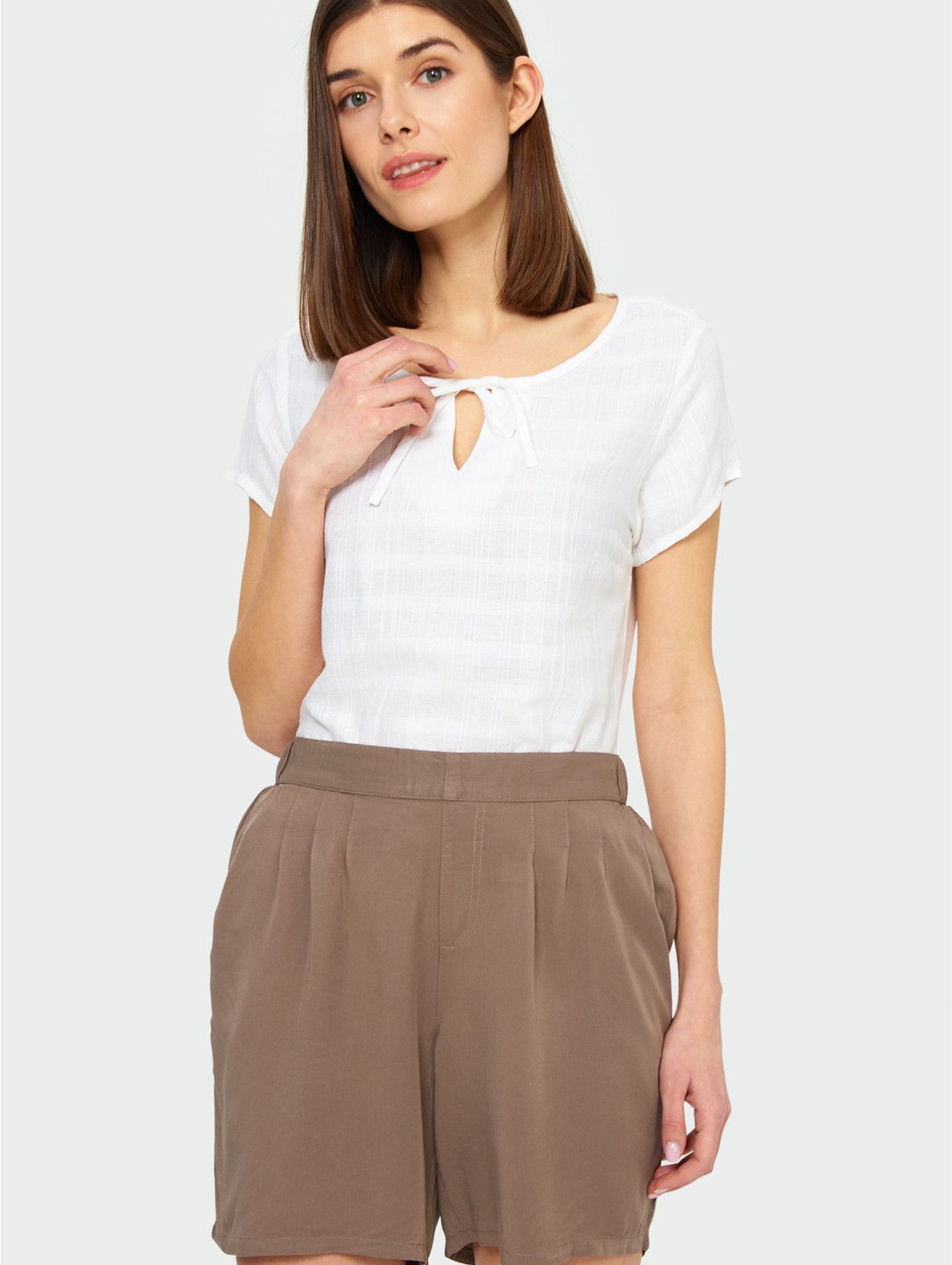 Bluzka damska z krótkim rękawem wiązana przy dekolcie- biała