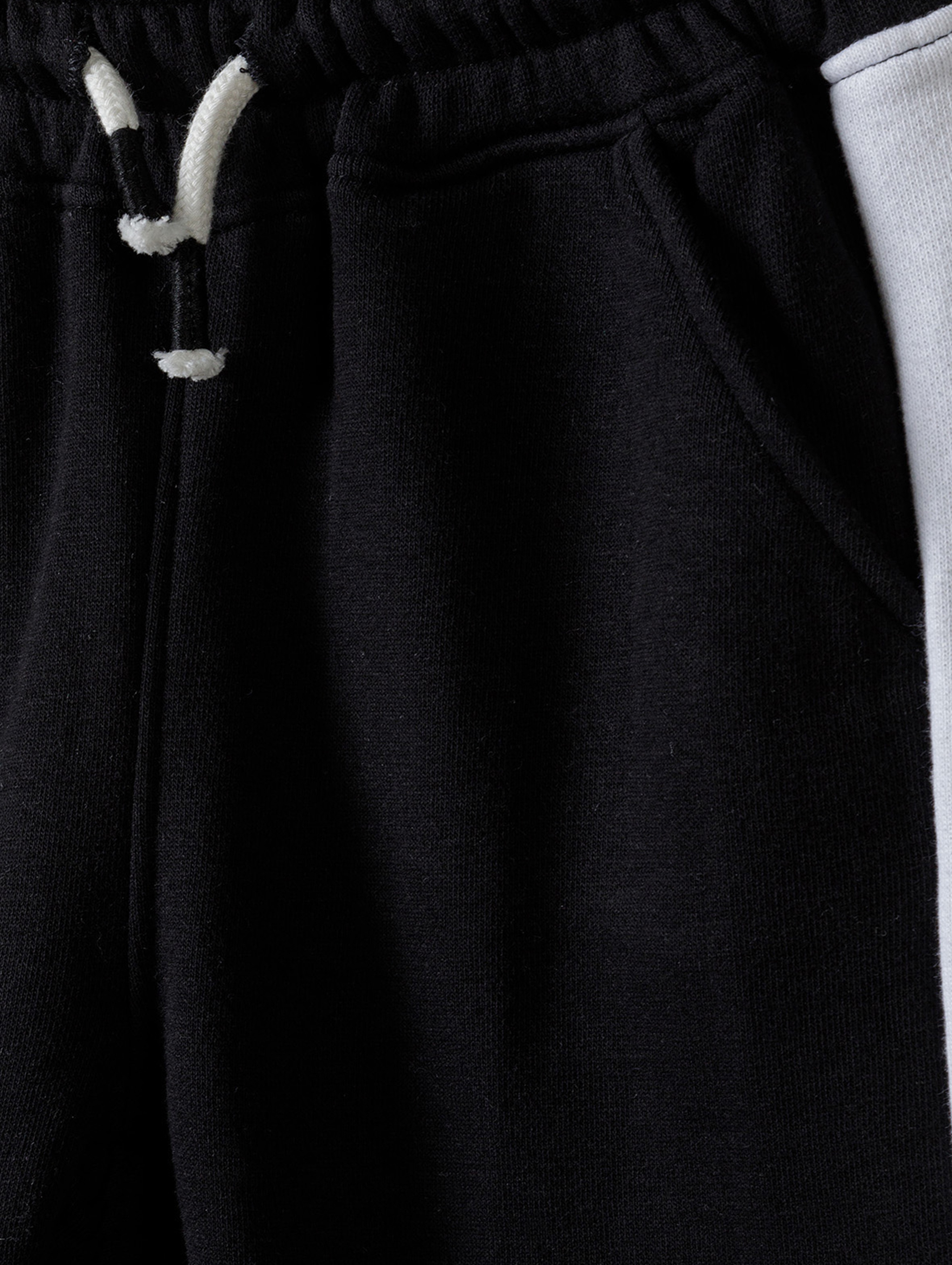Czarne spodnie dresowe dziewczęce z lampasami