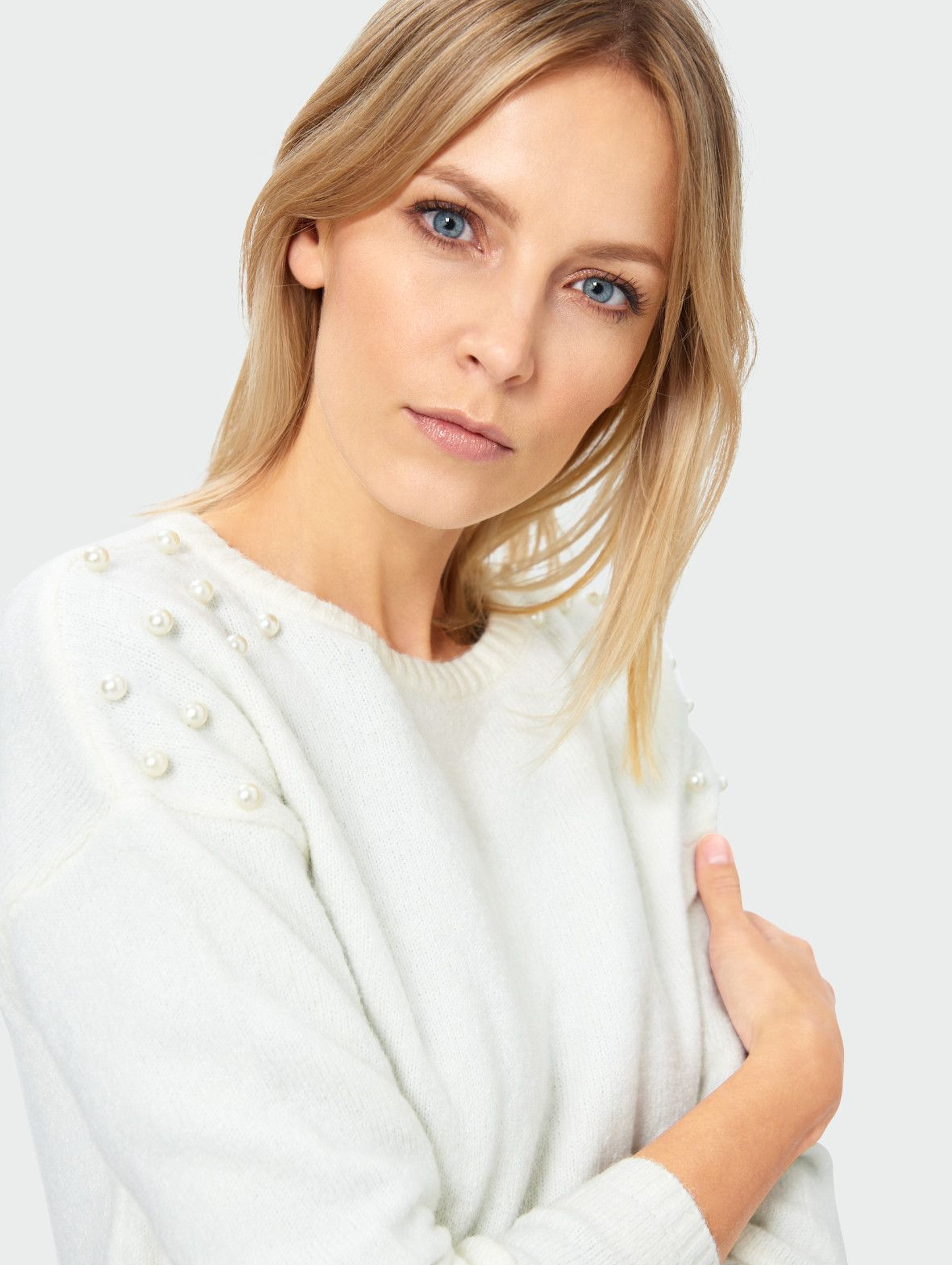 Miękki sweter o luźnym kroju - biały z perełkami na rękawach