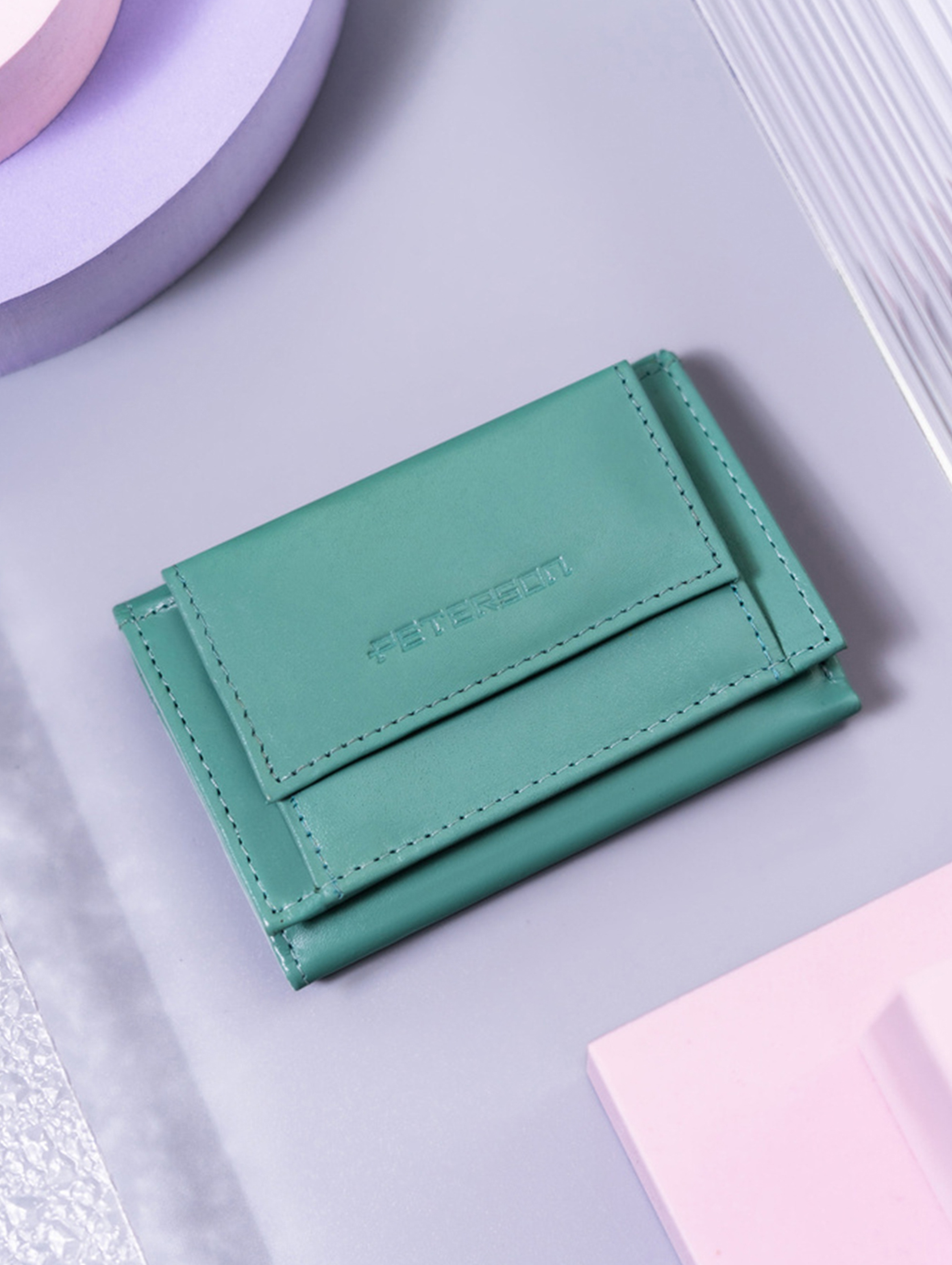 Mały, skórzany portfel damski z systemem RFID Protect Peterson- jasnozielony