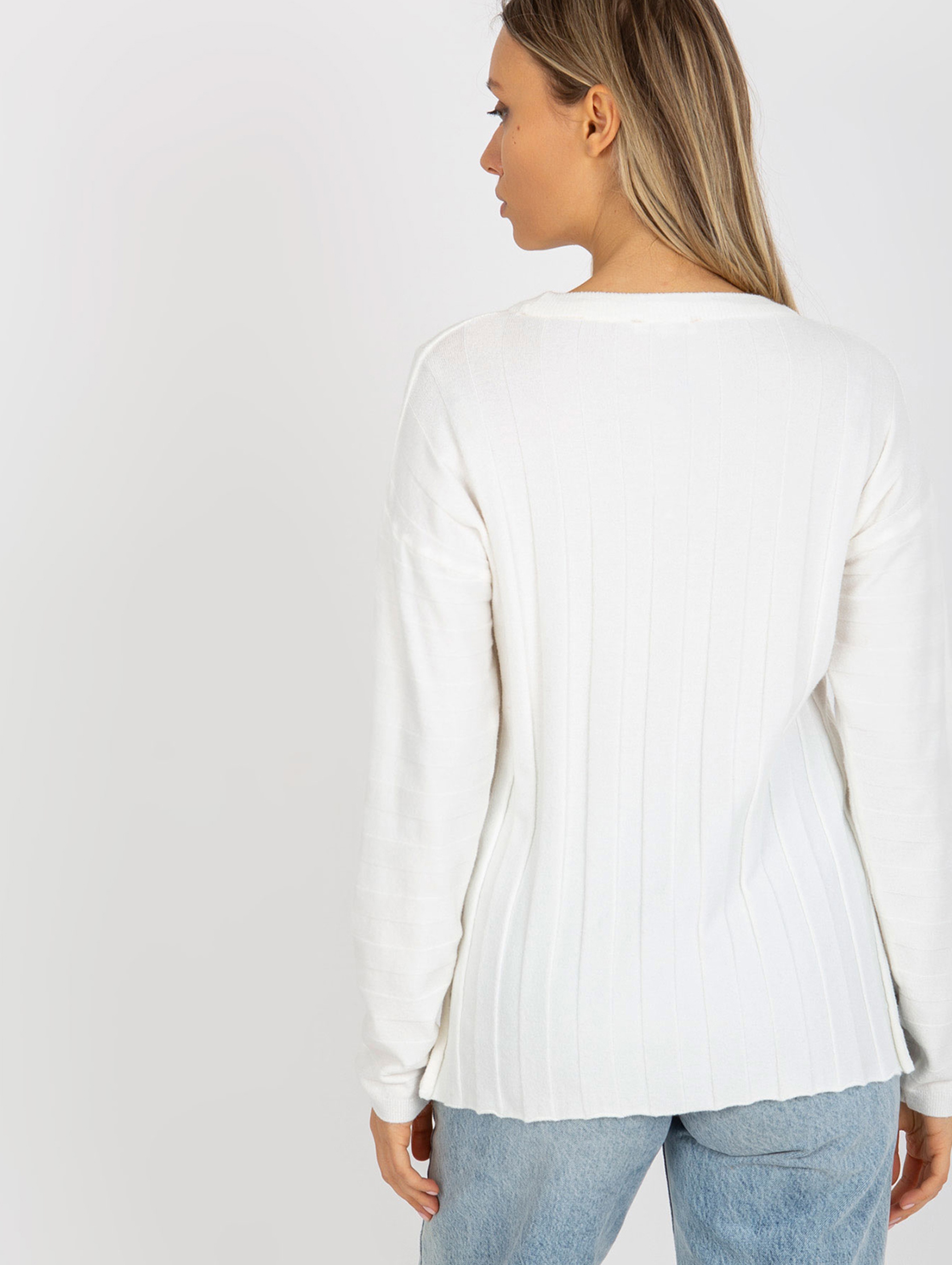 Ecru prążkowany sweter klasyczny z wiskozą