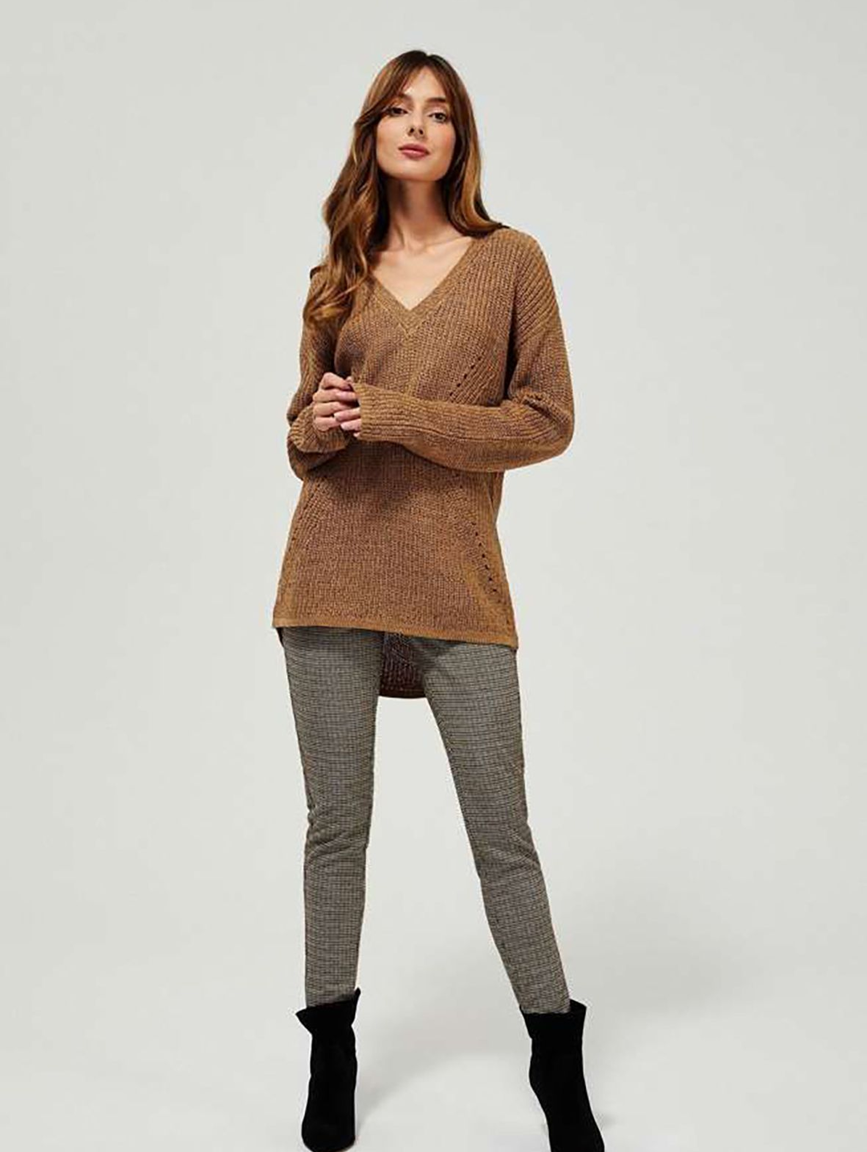 Sweter damski - brązowy w sercu