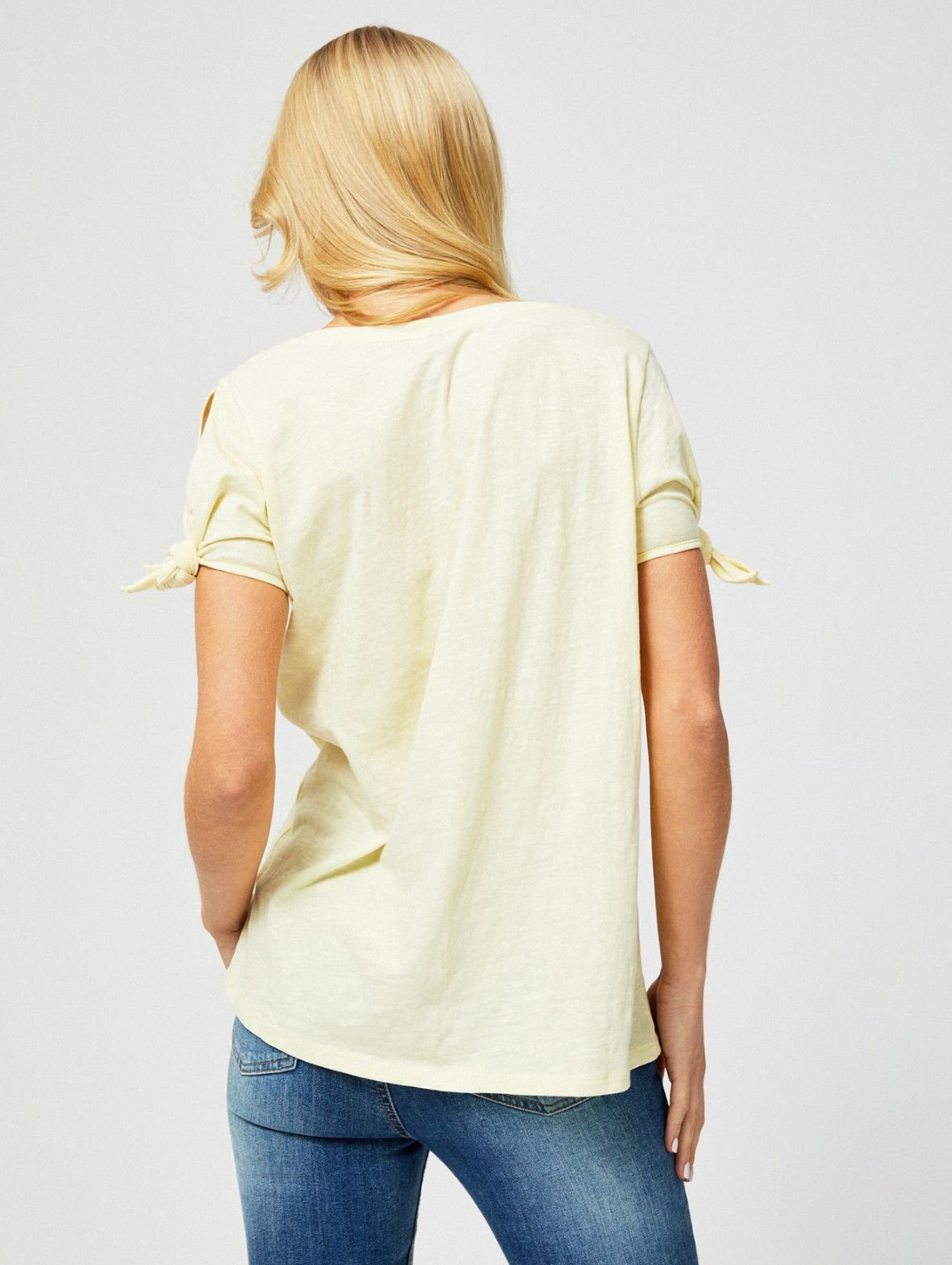 T-shirt damski z wiązaniem przy rękawach- zółty