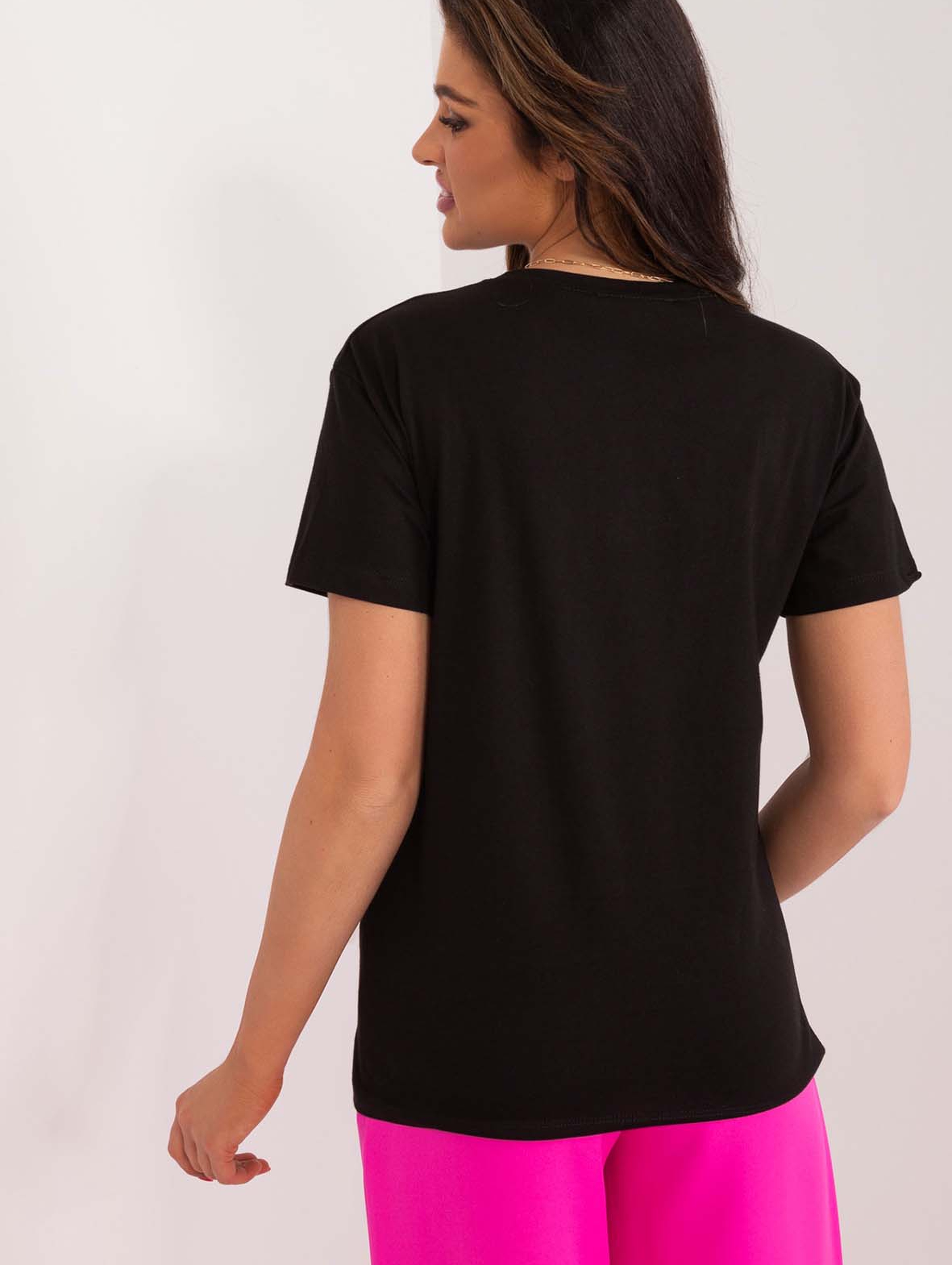 Czarny bawełniany t-shirt damski z aplikacjami