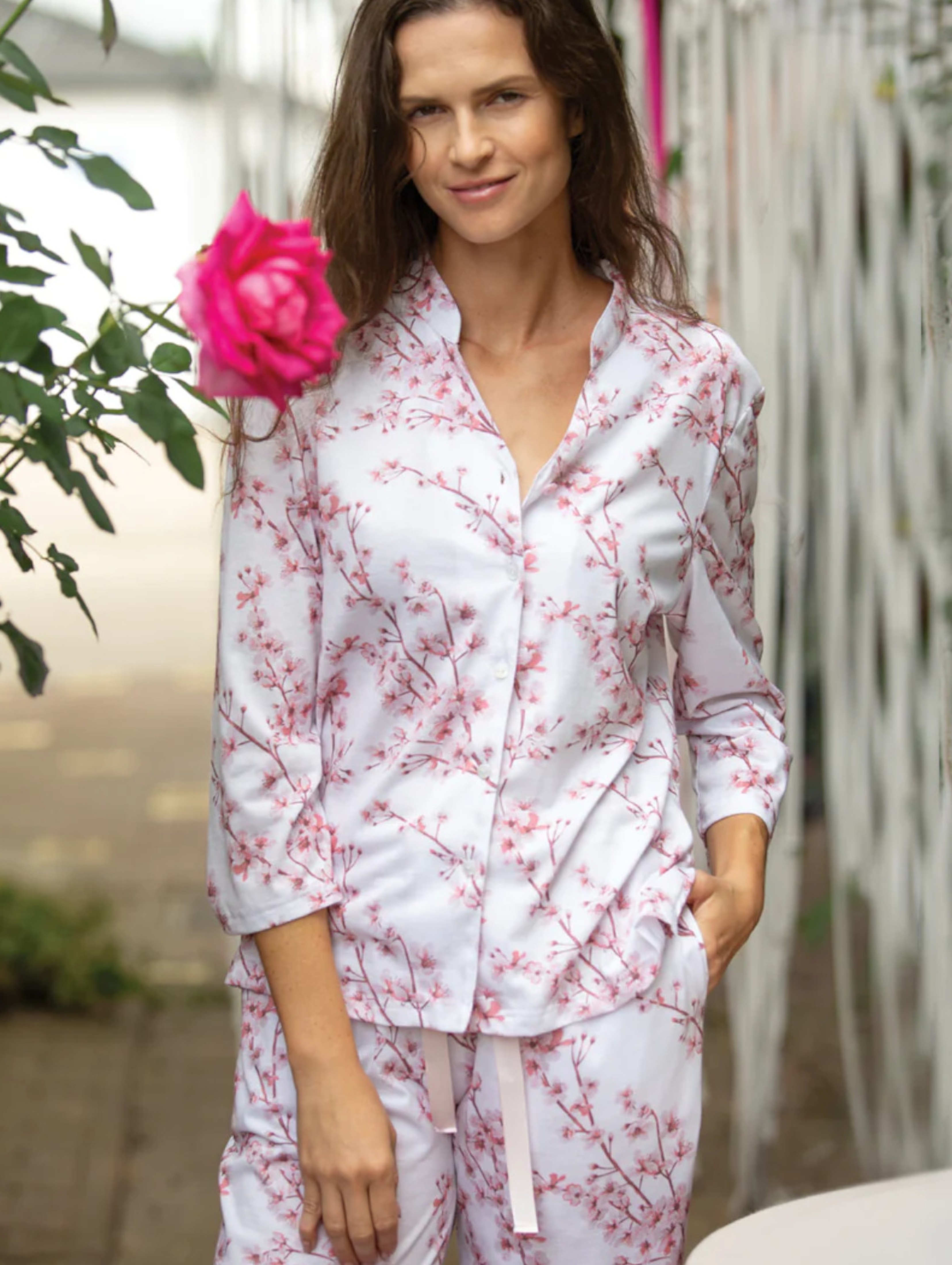 Dwuczęściowa letnia piżama damska we wzór kwitnącej brzoskwini