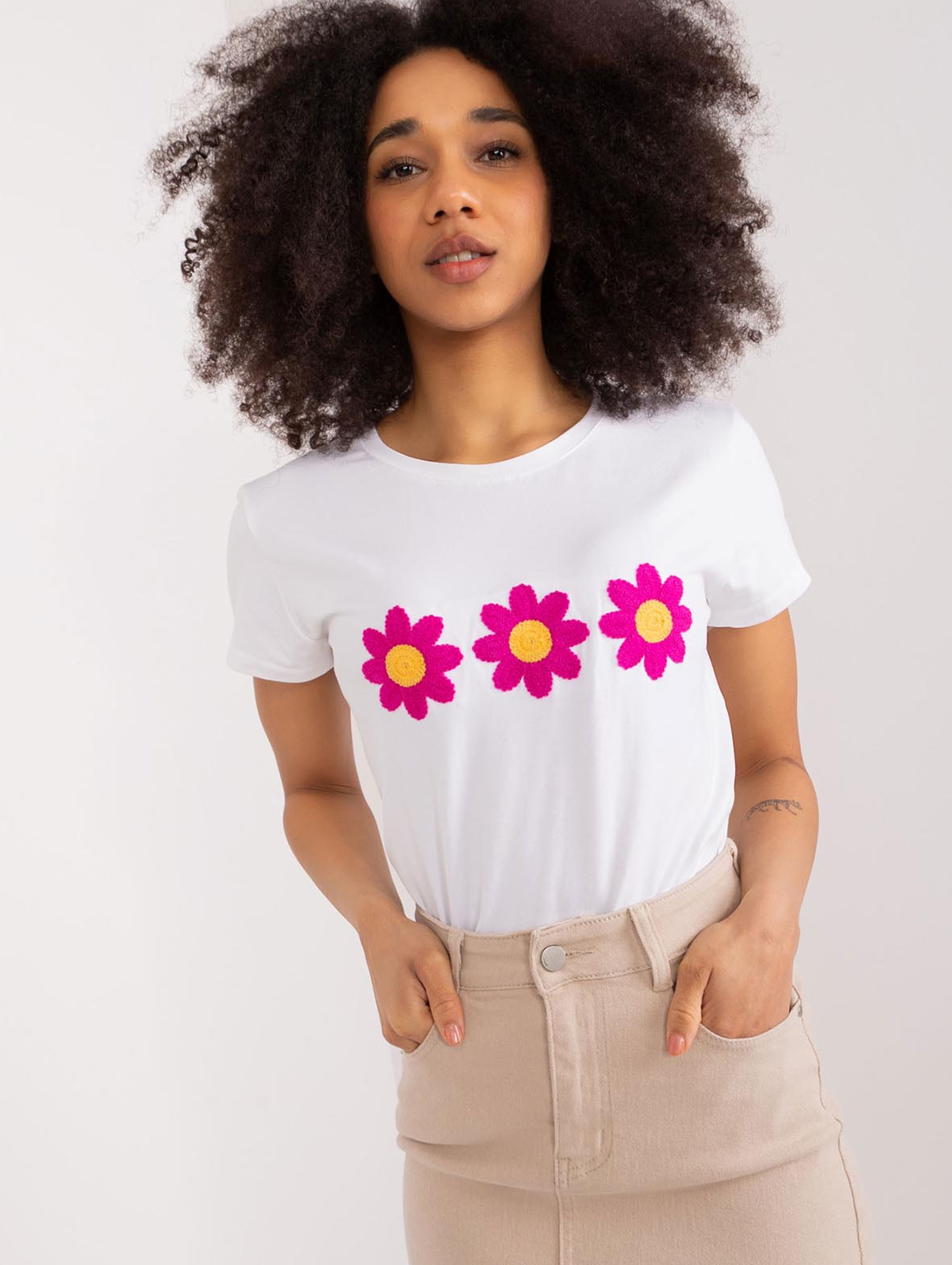 T-Shirt Z Aplikacją W Kwiaty biały
