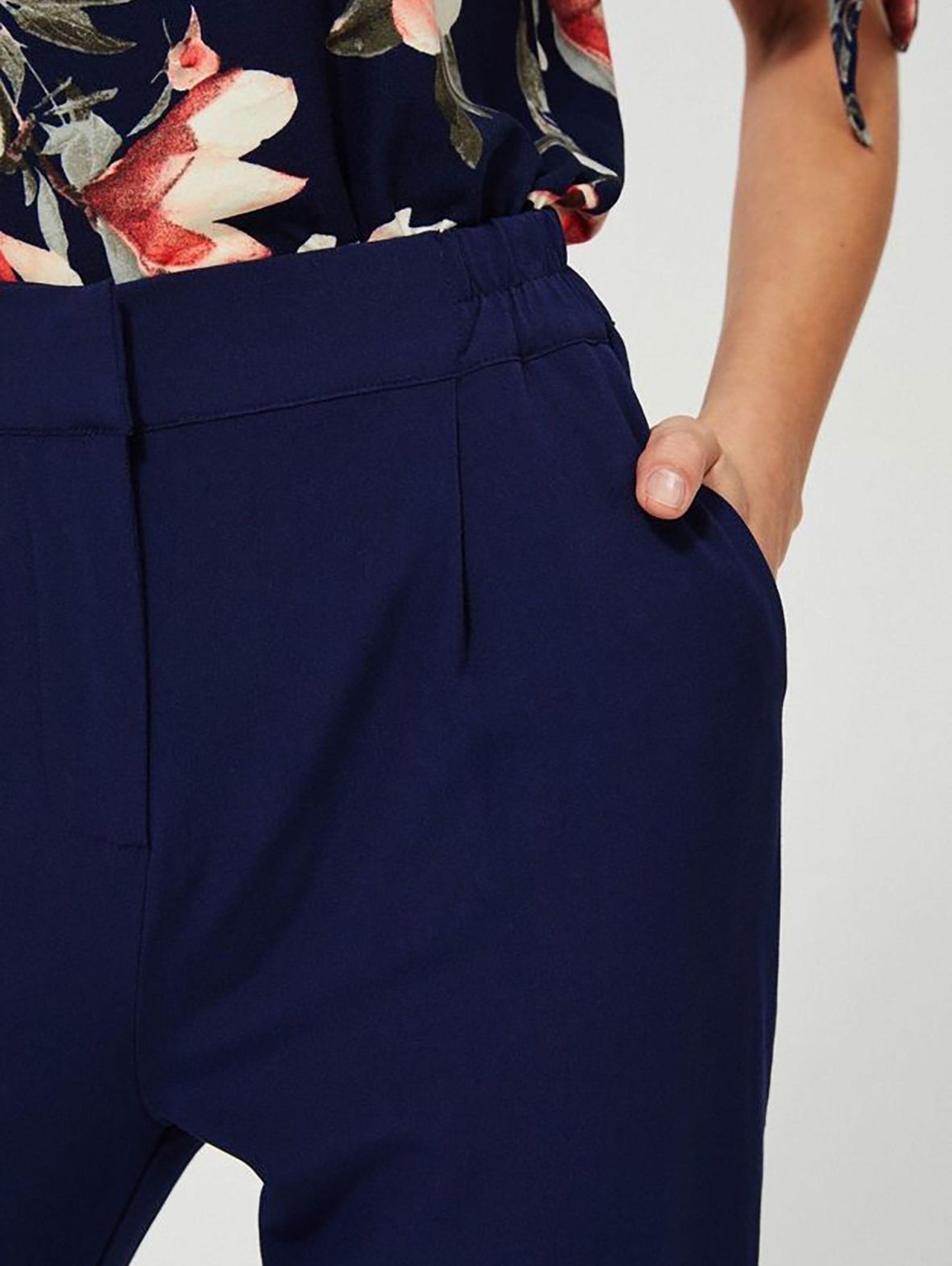 Eleganckie spodnie damskie typu cygaretki - granatowe