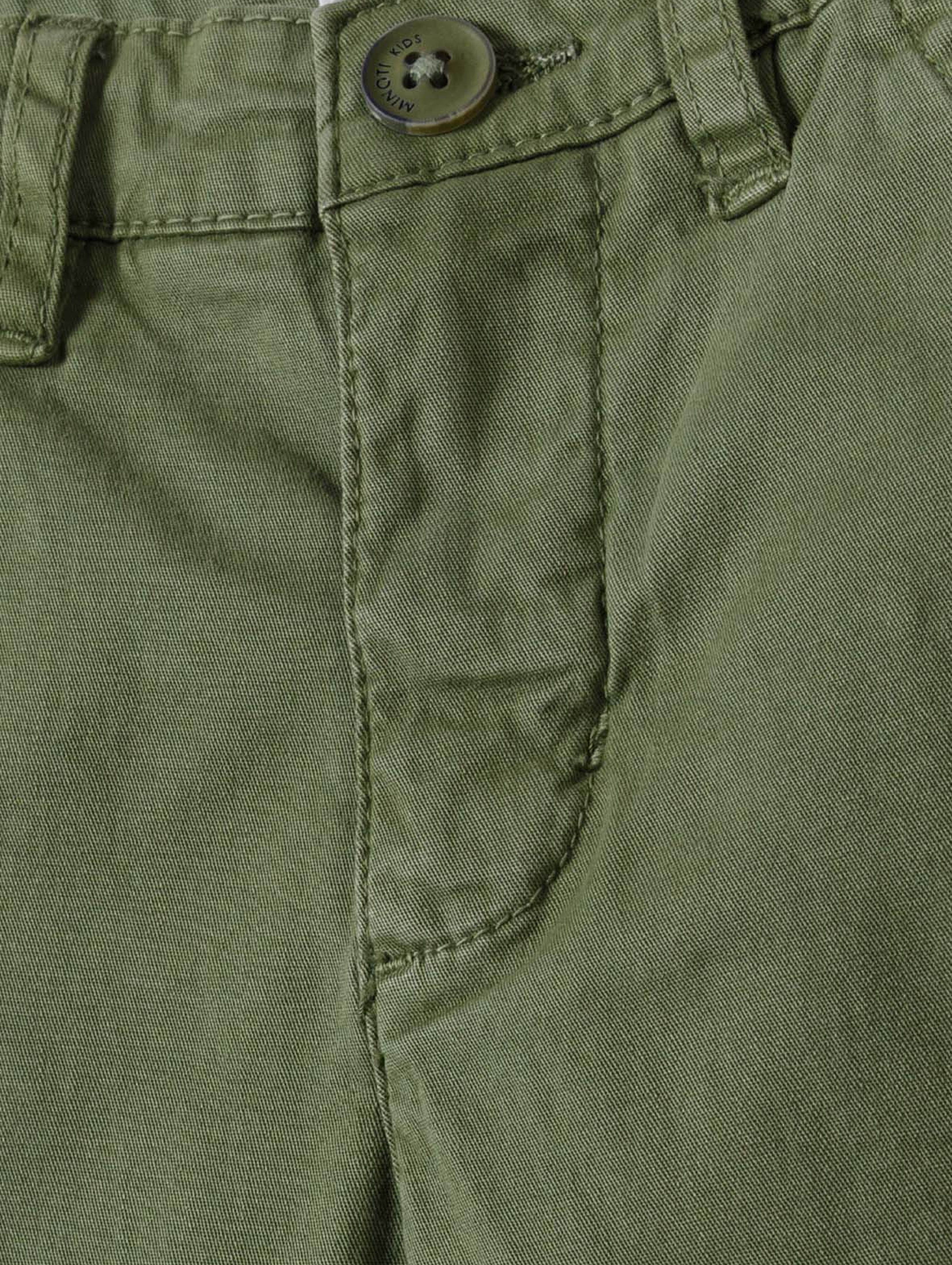 Zielone spodnie typu chino dla małego chłopca