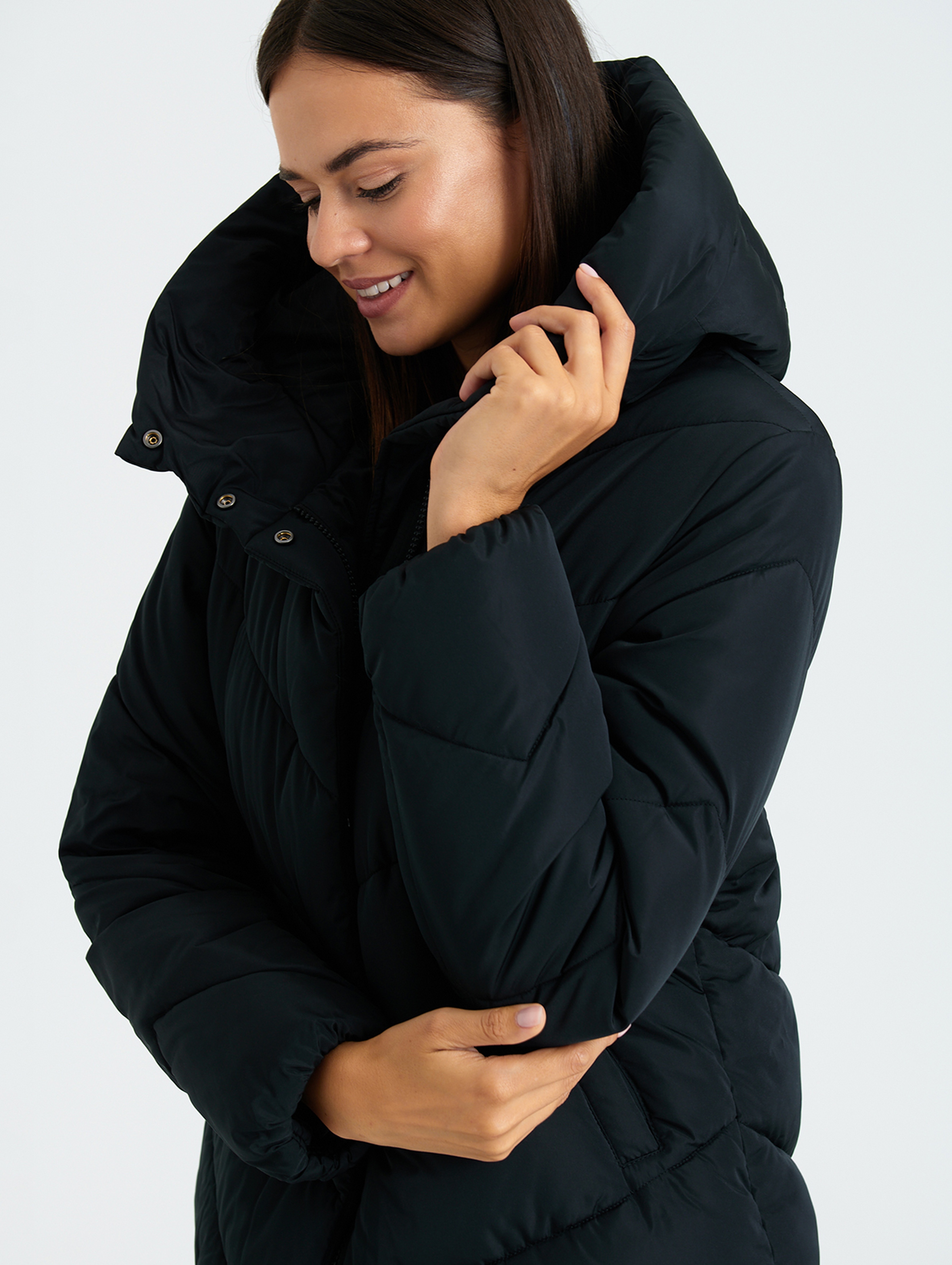 Czarna pikowana kurtka damska zimowa z kapturem