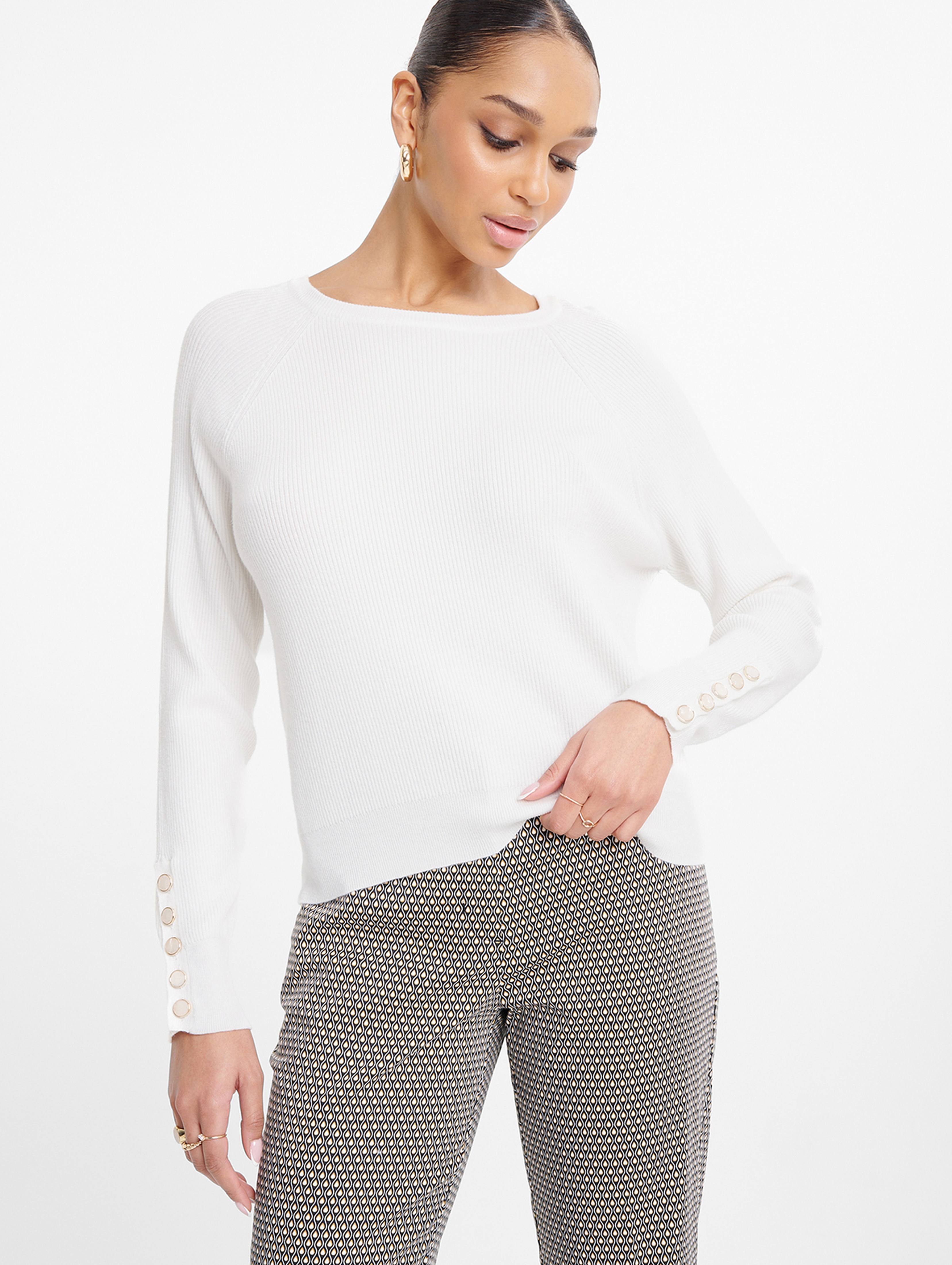 Sweter damski raglan z ozdobnymi guzikami przy rękawach biały