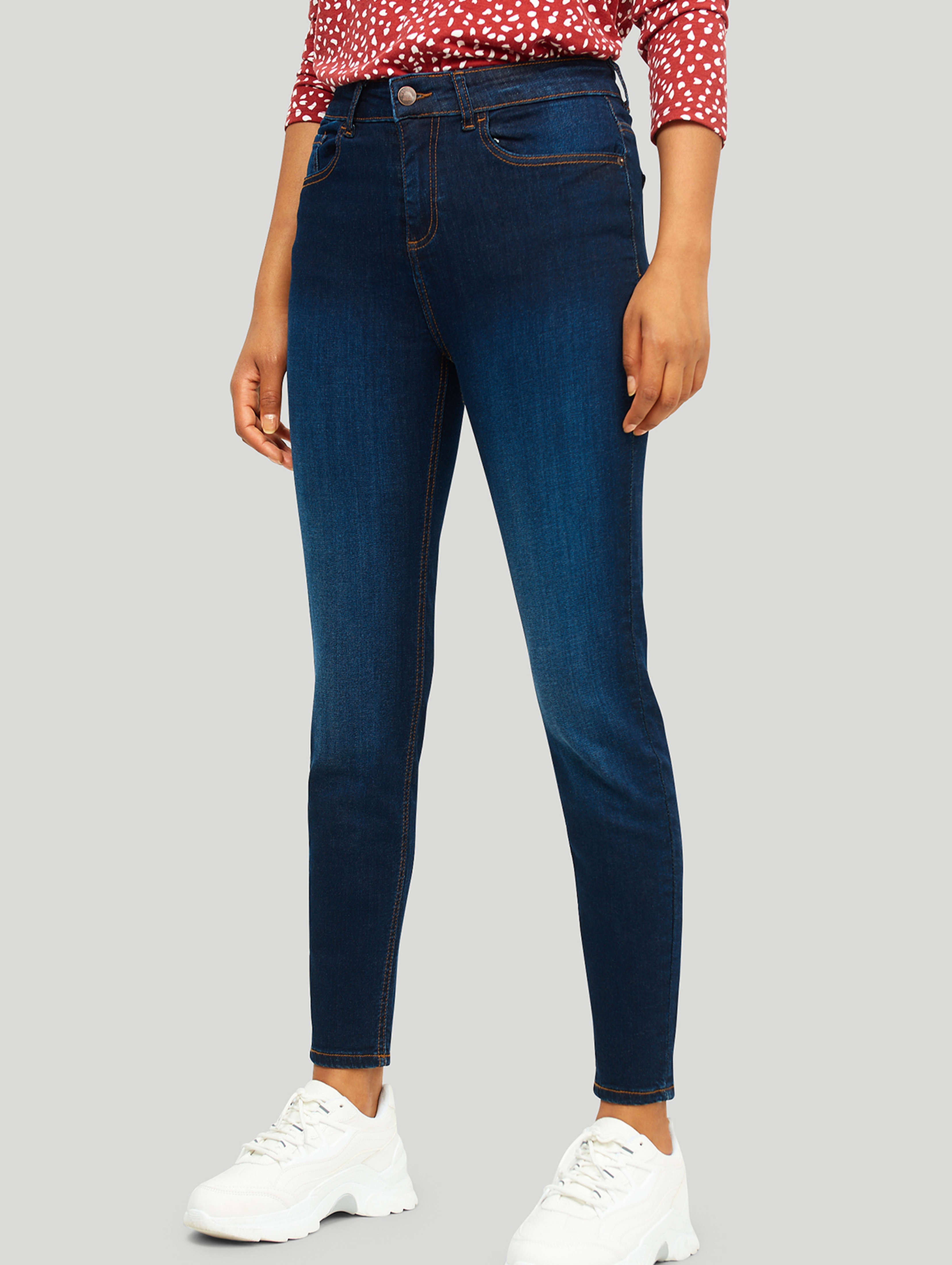Jeansowe spodnie damskie o kroju slim fit