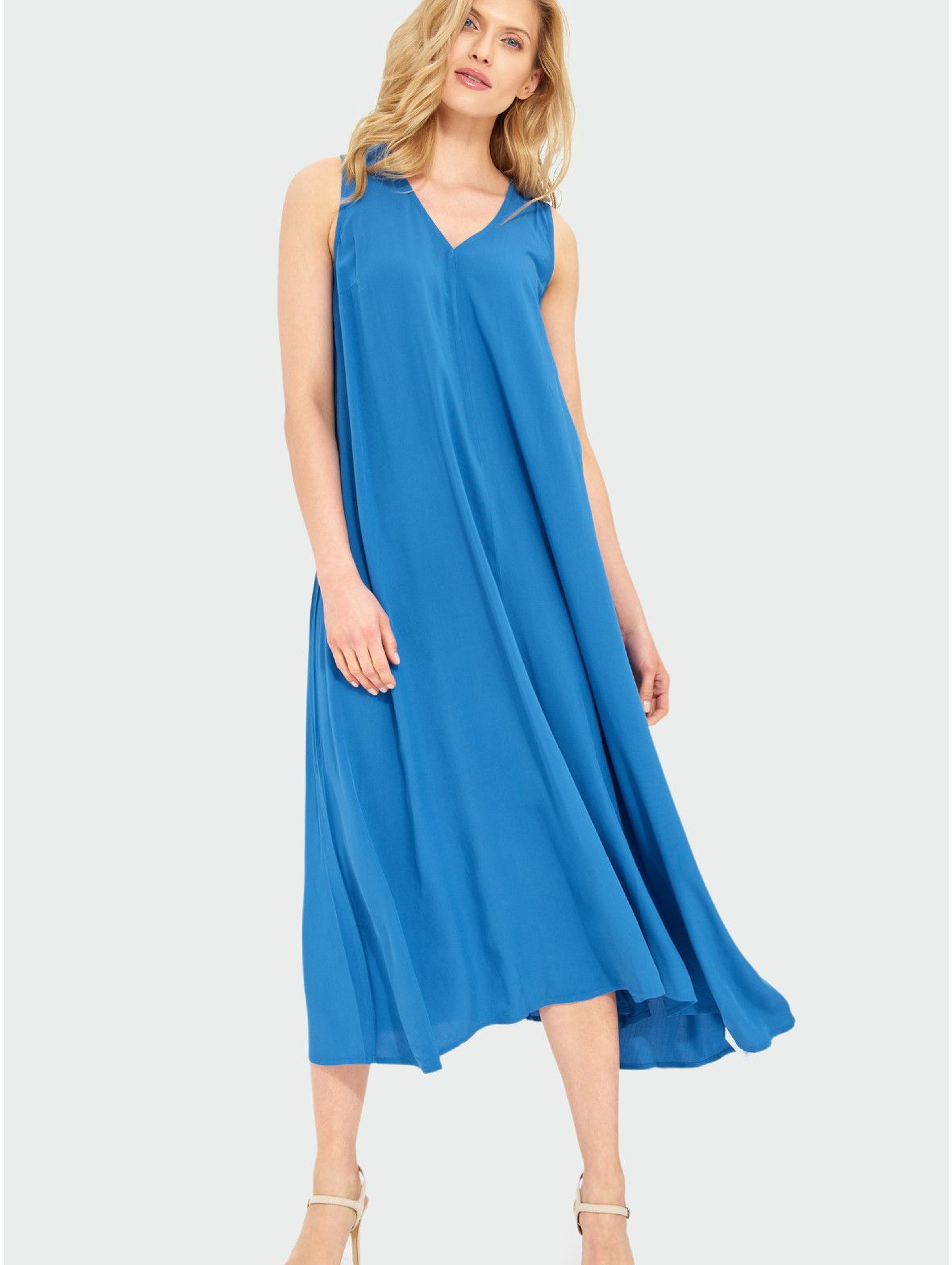 Zwiewna niebieska sukienka damska na grube ramiączka