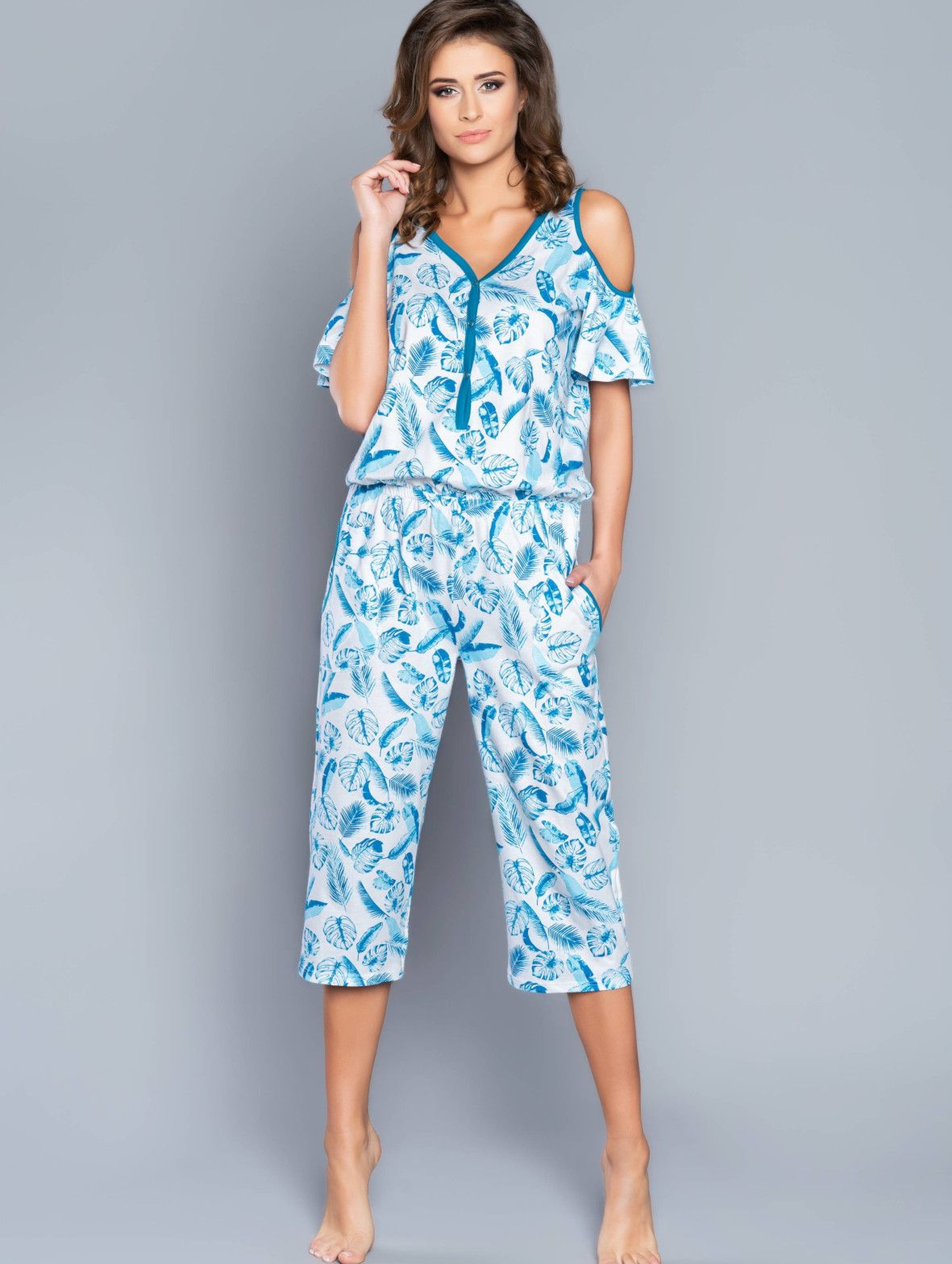 Biała jednoczęściowa piżama damska w niebieskie listki z odkrytymi ramionami - spodnie 3/4 nogawka