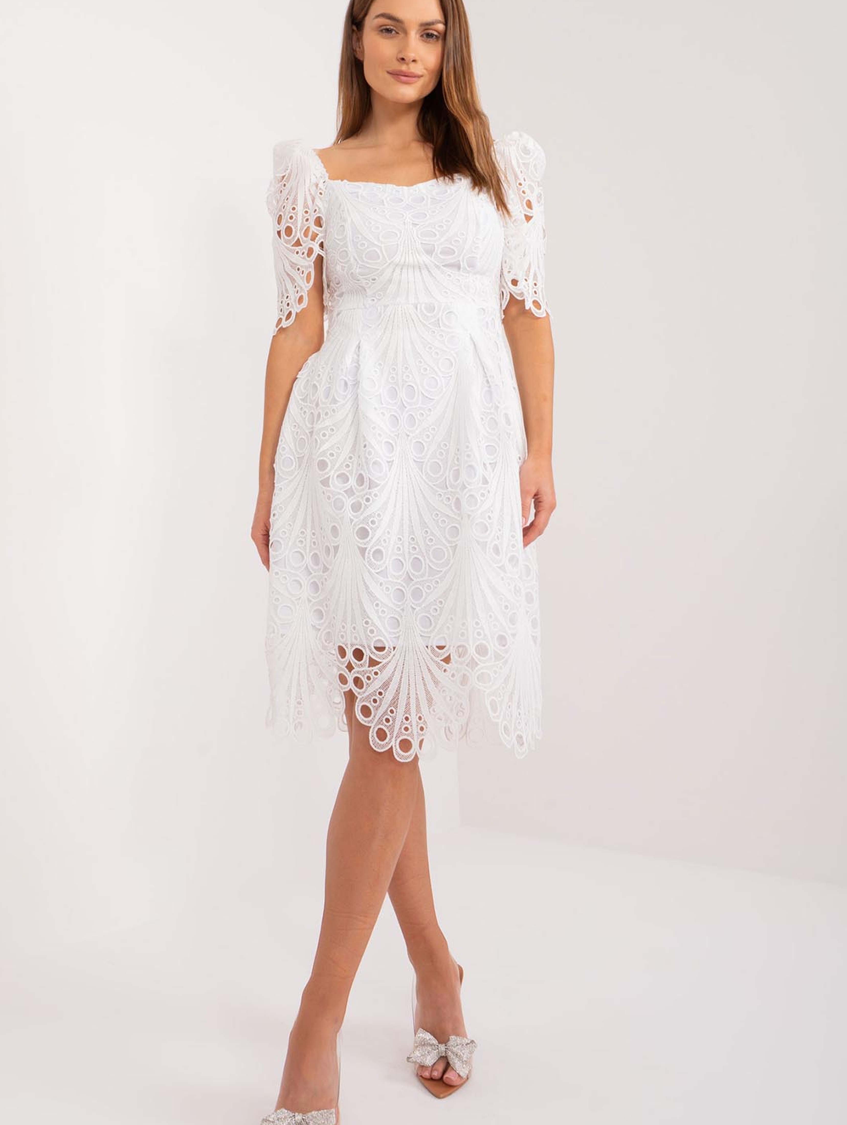 Midi sukienka w ażurowy wzór biała