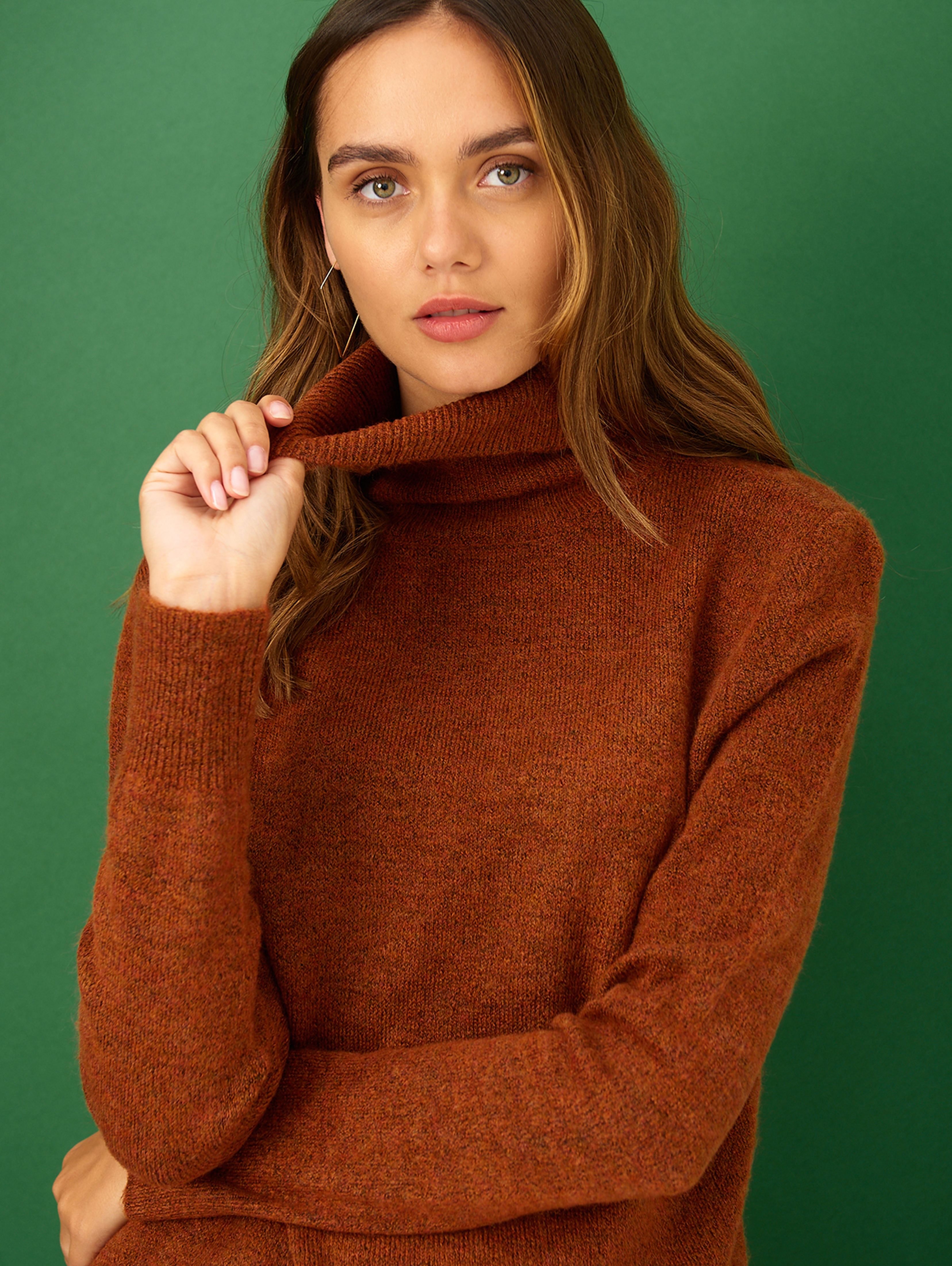 Sweter golf damski - brązowy