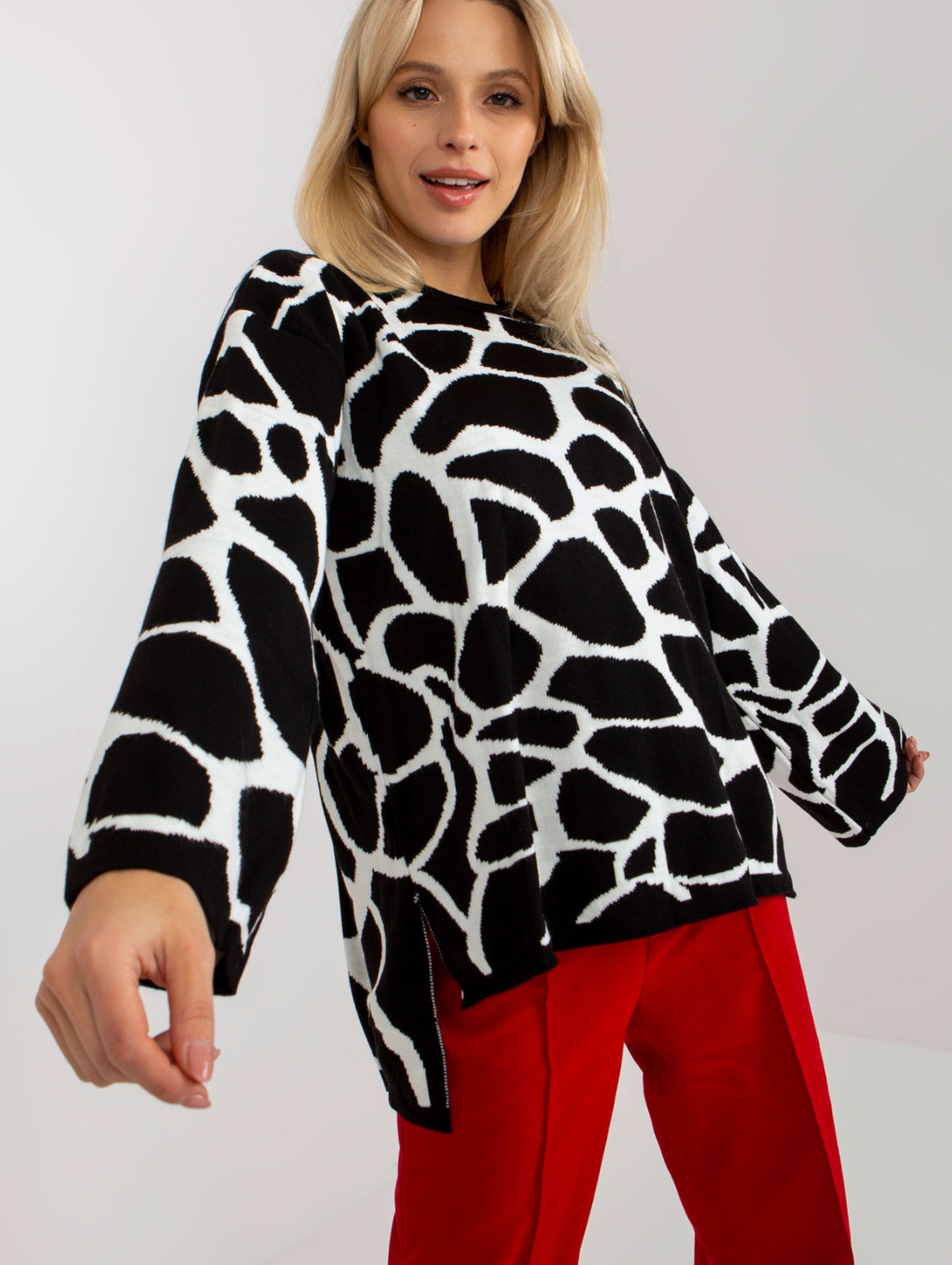 Biało-czarny wzorzysty sweter damski