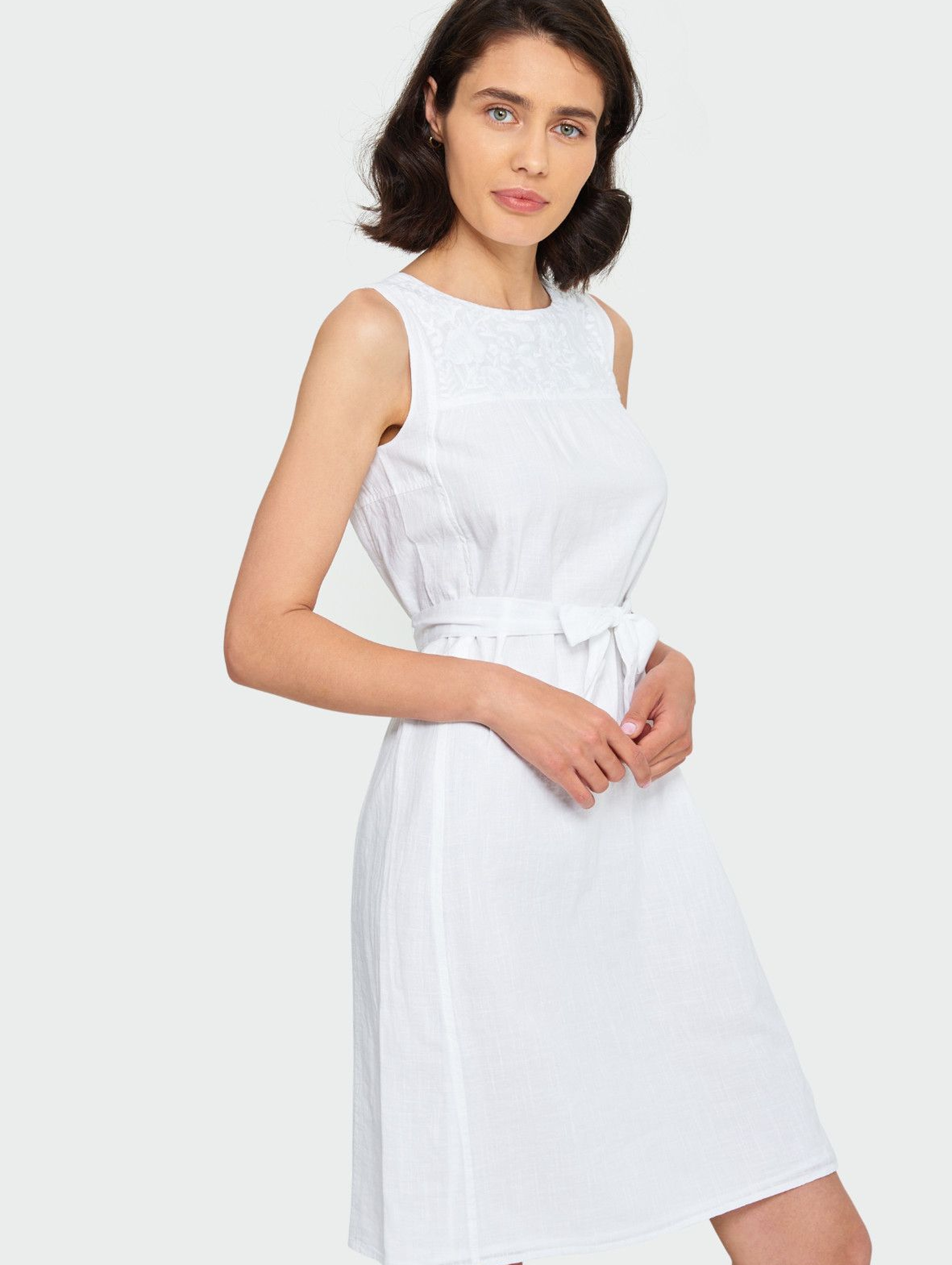 Biała bawełniana sukienka o luźnym kroju z dekoracyjną wstawką przy dekolcie