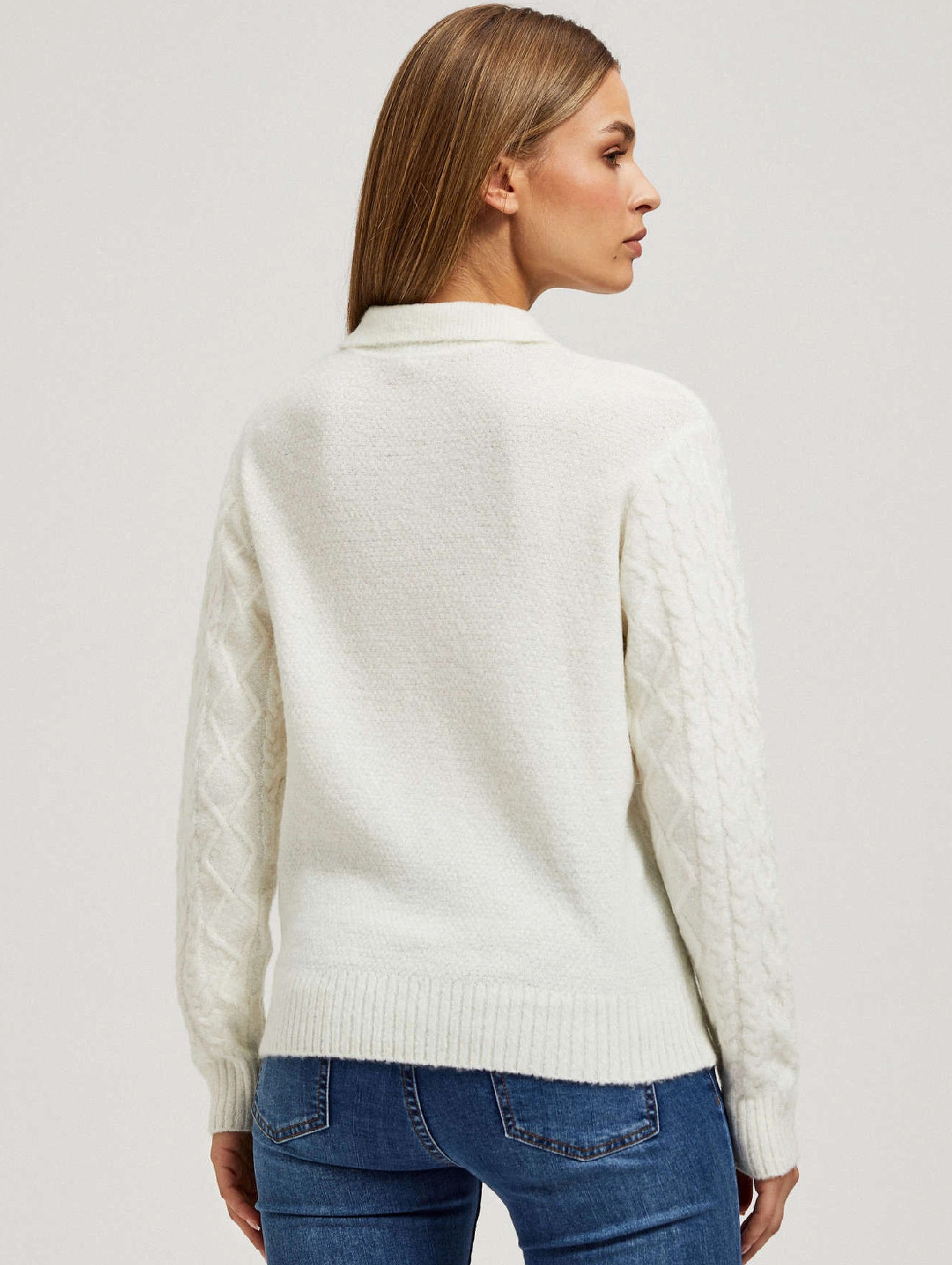 Kremowy sweter damski z warkoczowym splotem