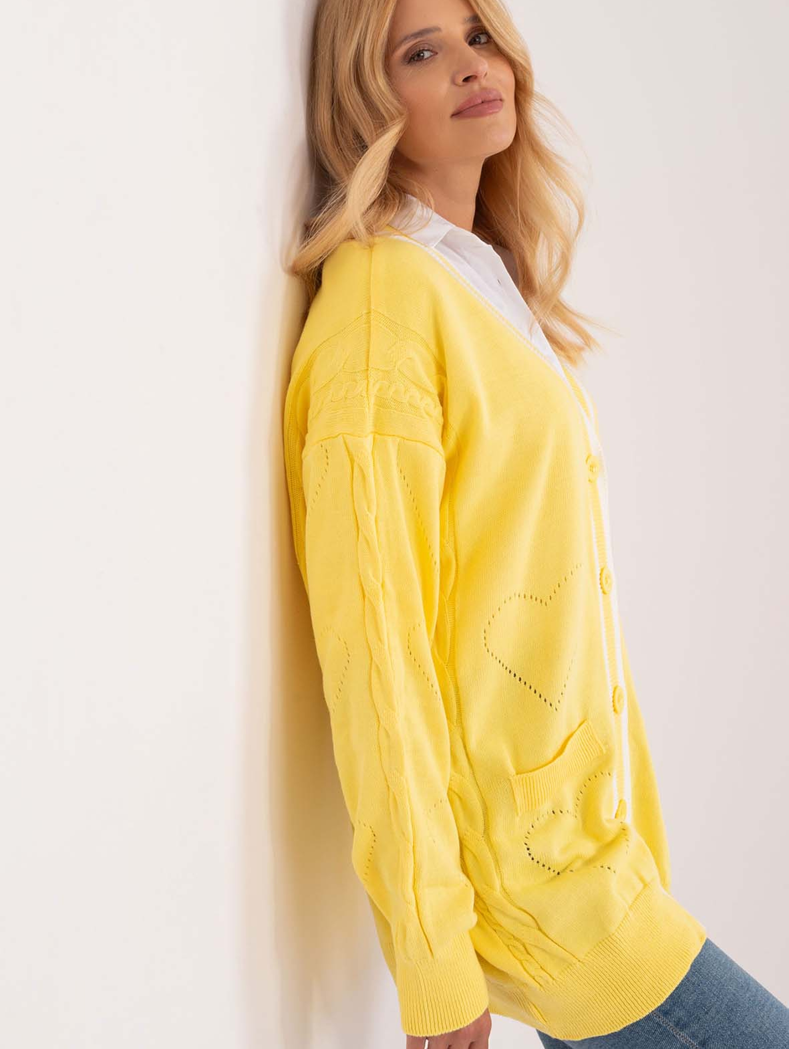 Żółty dzianinowy sweter damski rozpinany w warkocze
