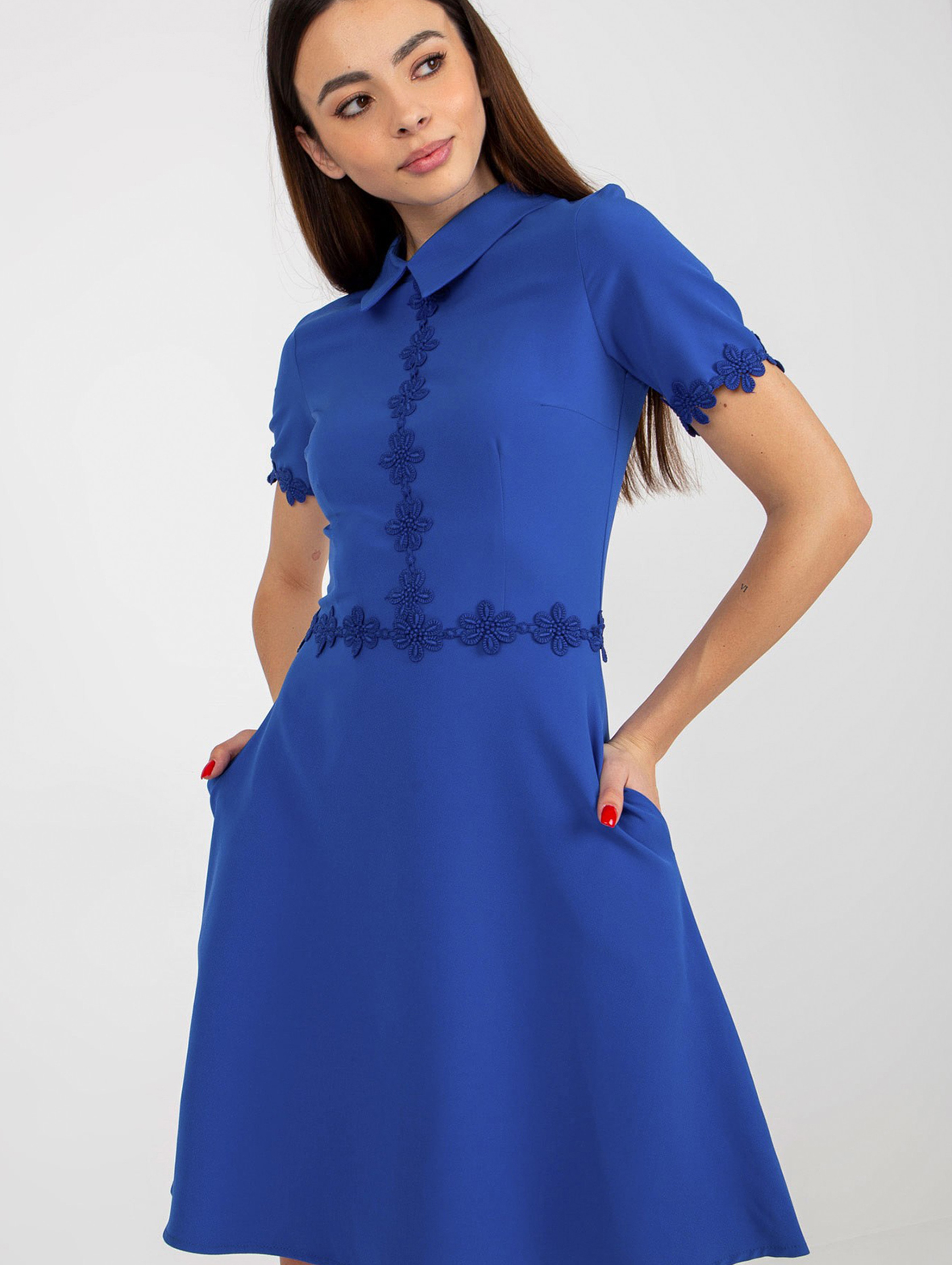 Kobaltowa sukienka koktajlowa z kołnierzykiem i kieszeniami