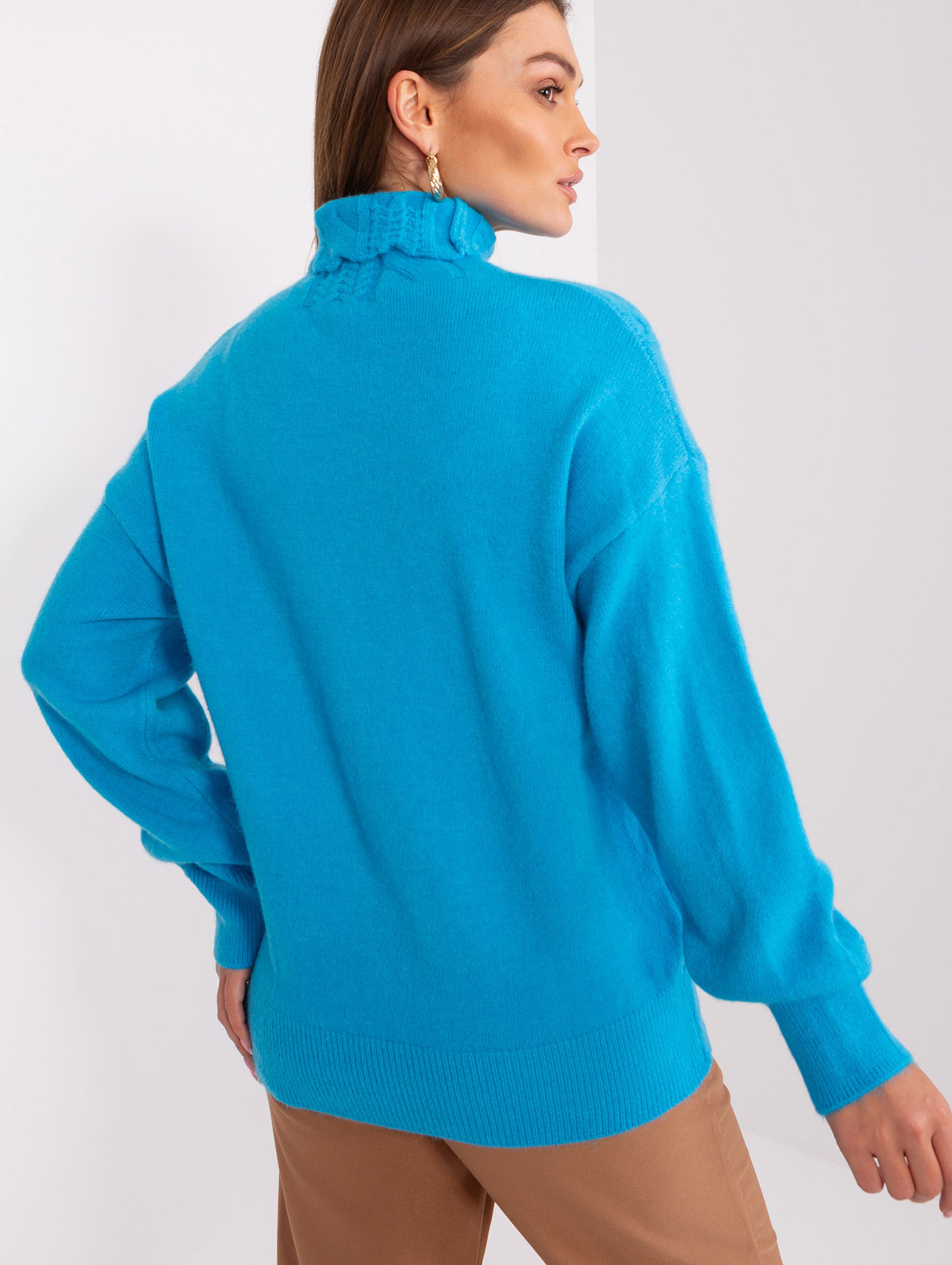 Damski sweter z golfem niebieski