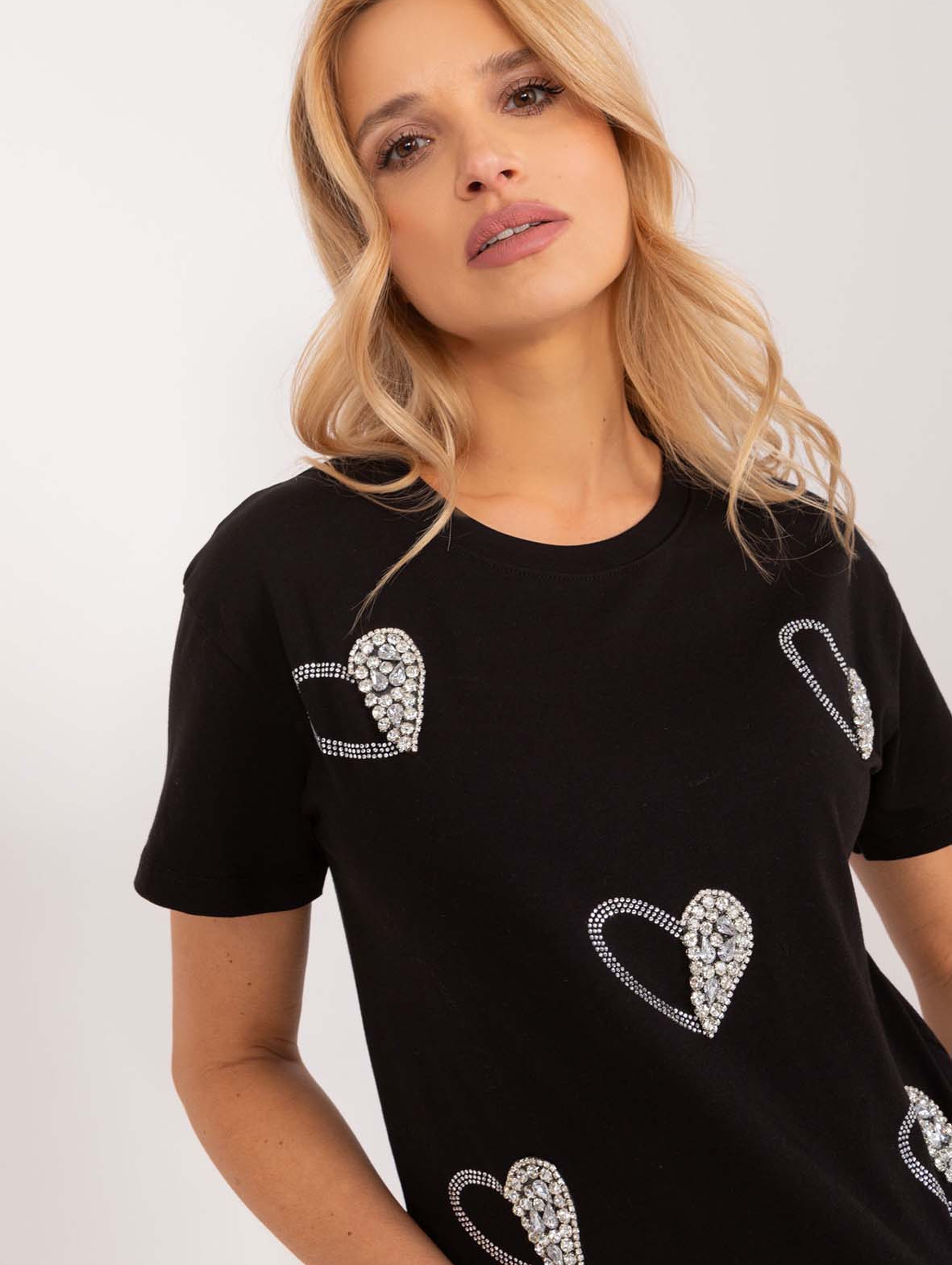 T-shirt damski z aplikacjami w kształcie serca- czarny
