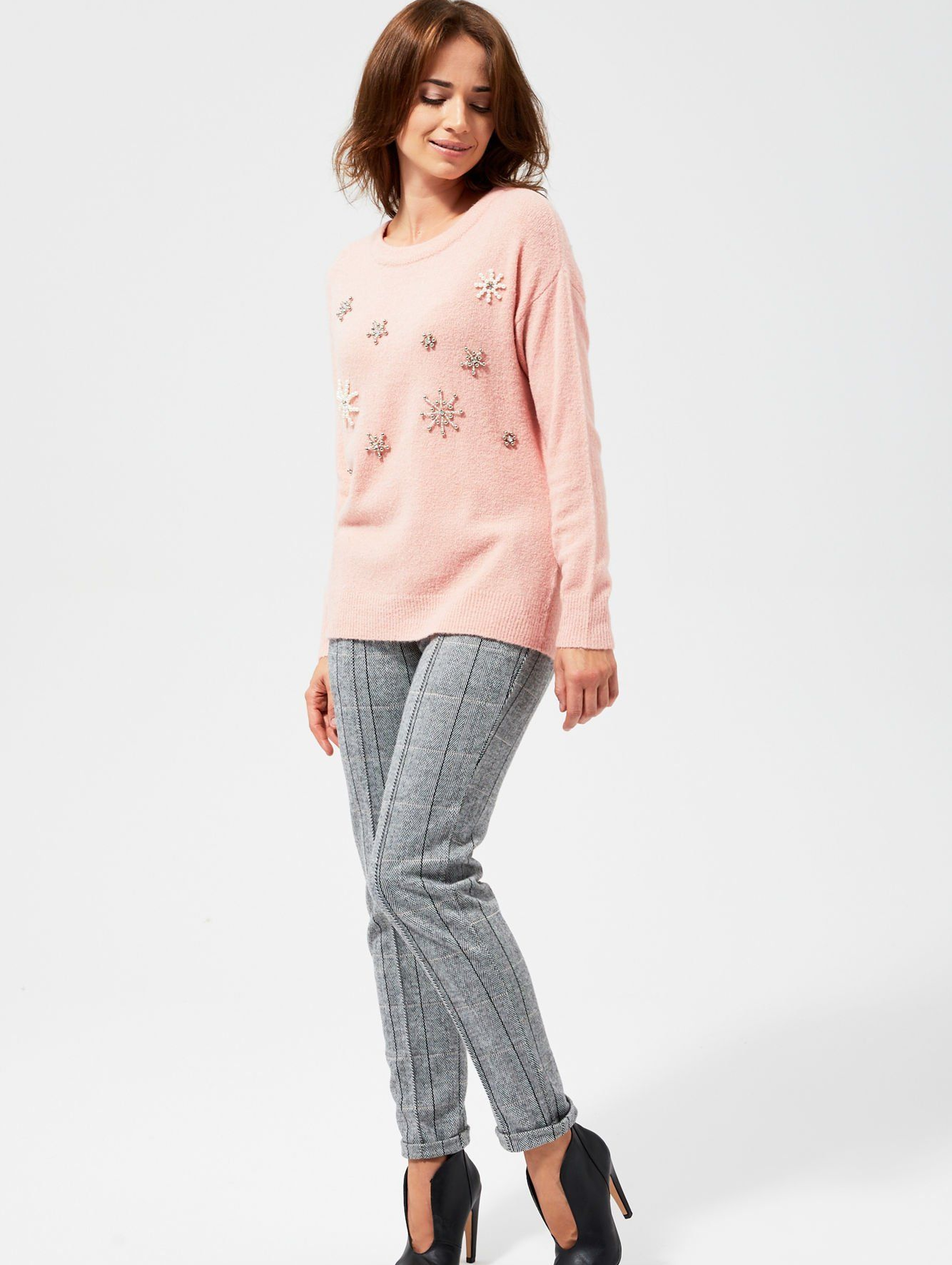 Różowy sweter damski z aplikacjami