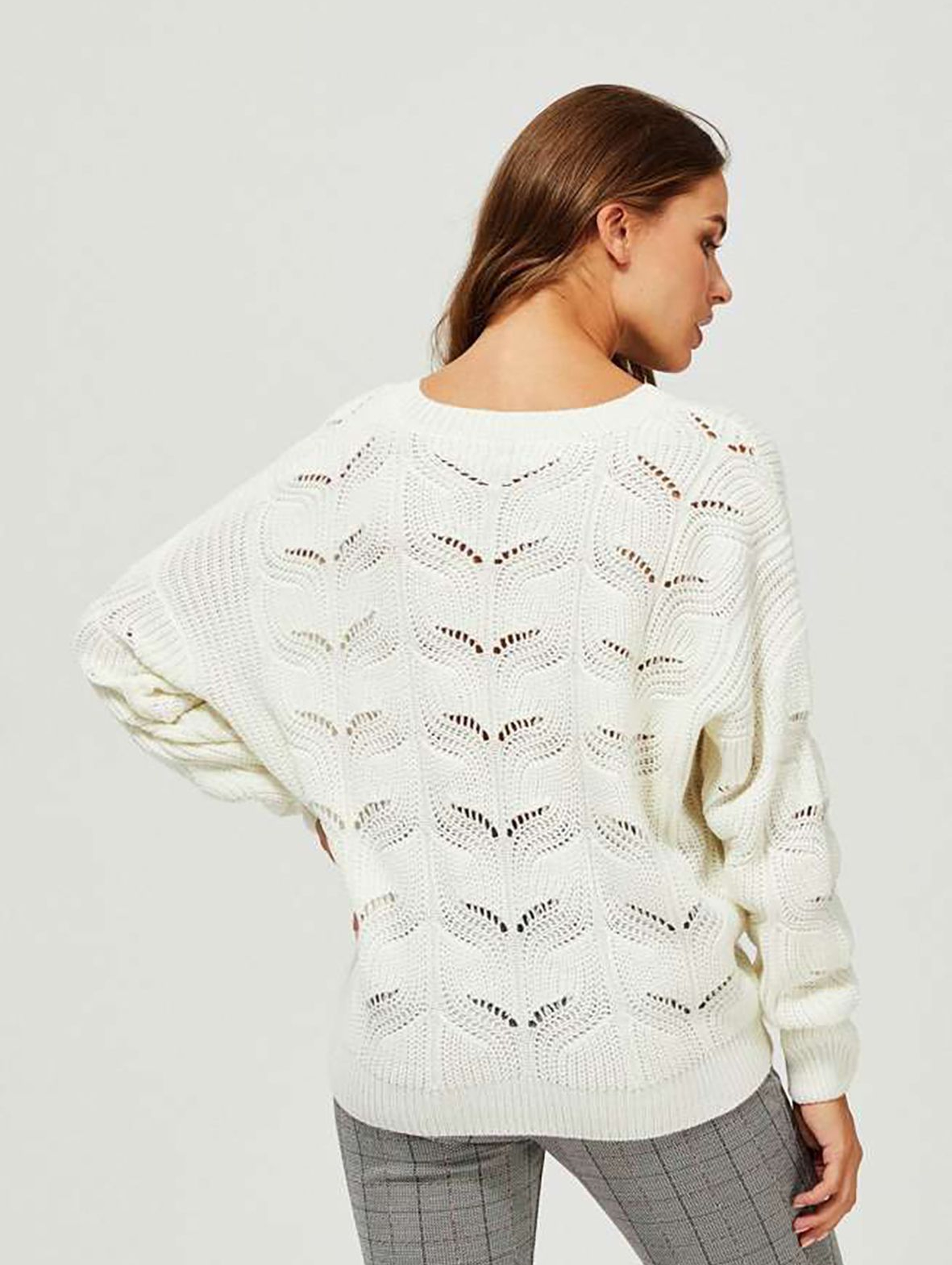 Luźny sweter damski z ażurowym wzorem - ecru