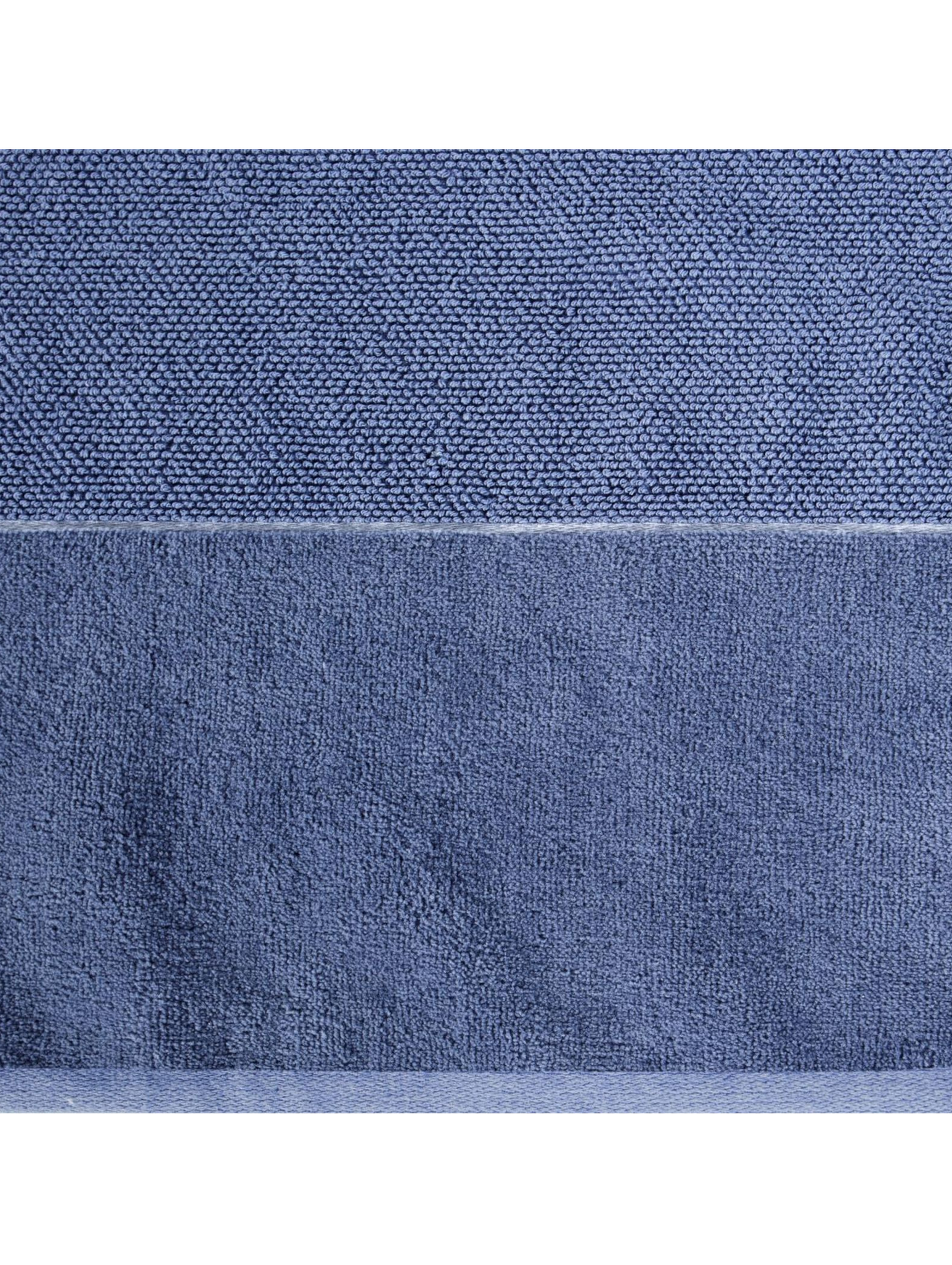 Niebieski ręcznik 50x90 cm z ozdobnym pasem