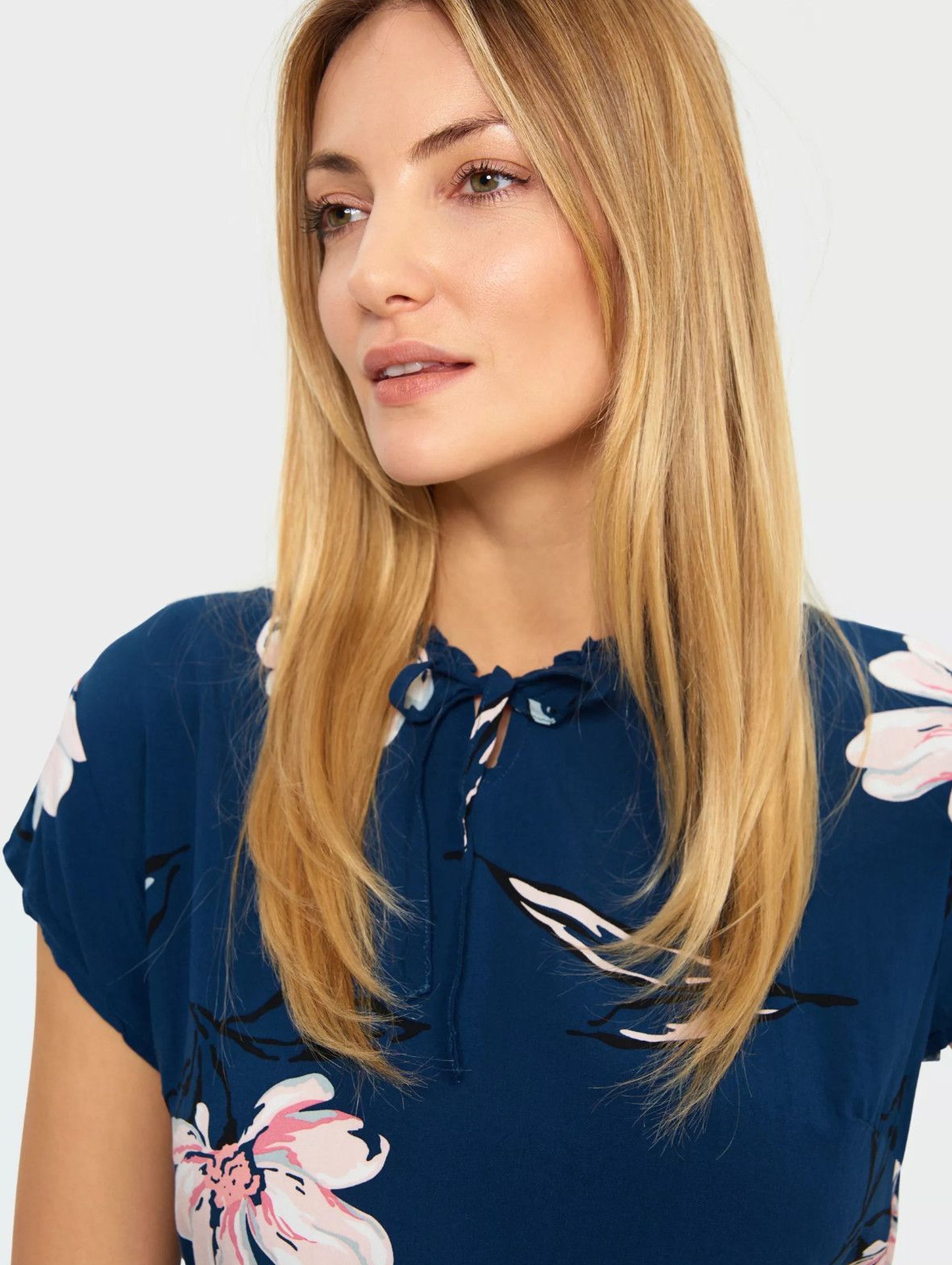 Wiskozowa bluzka koszulowa z kwiatowym nadrukiem krótki rękaw