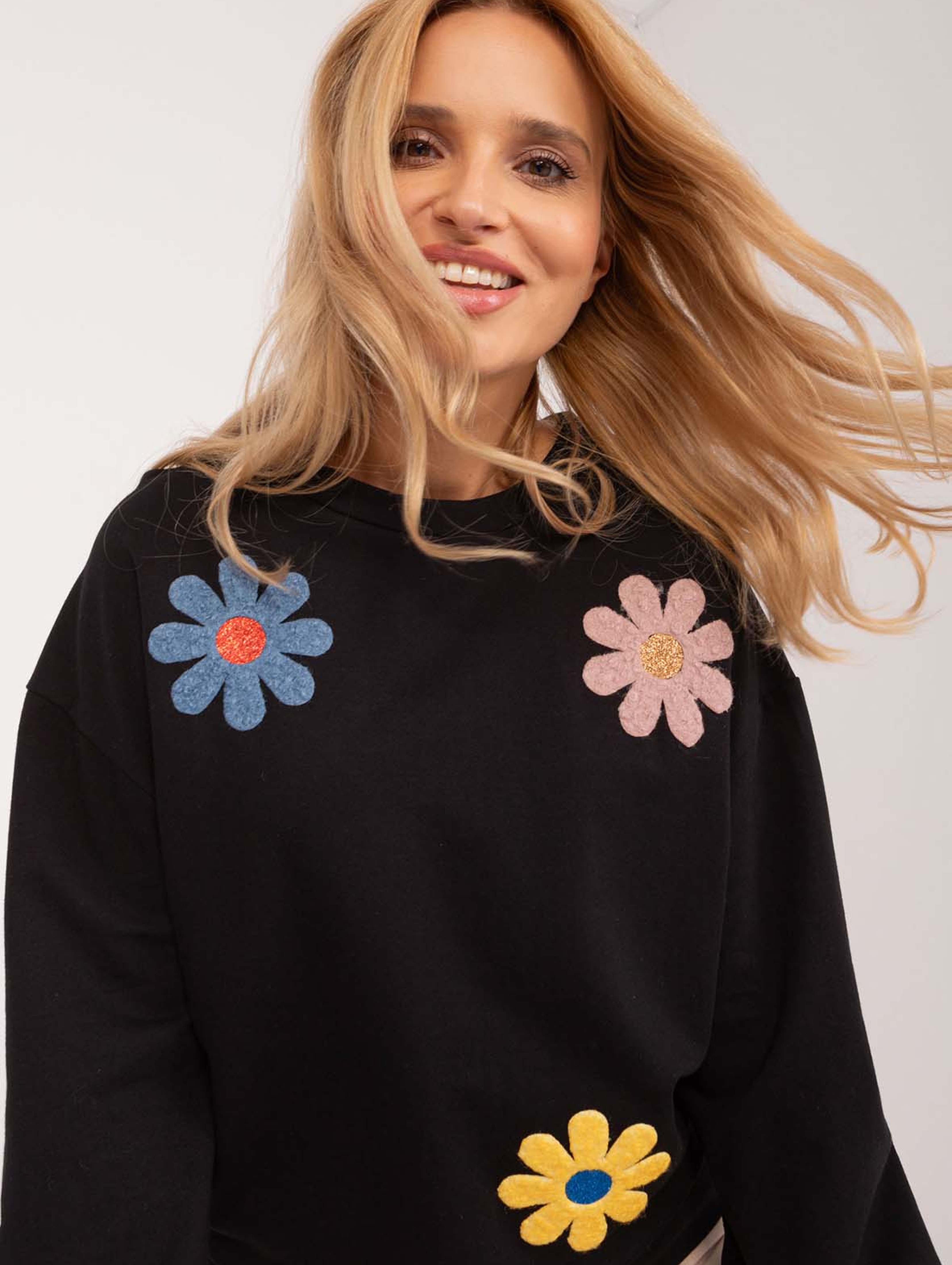 Czarna bluza damska w kolorowe kwiaty z bawełny