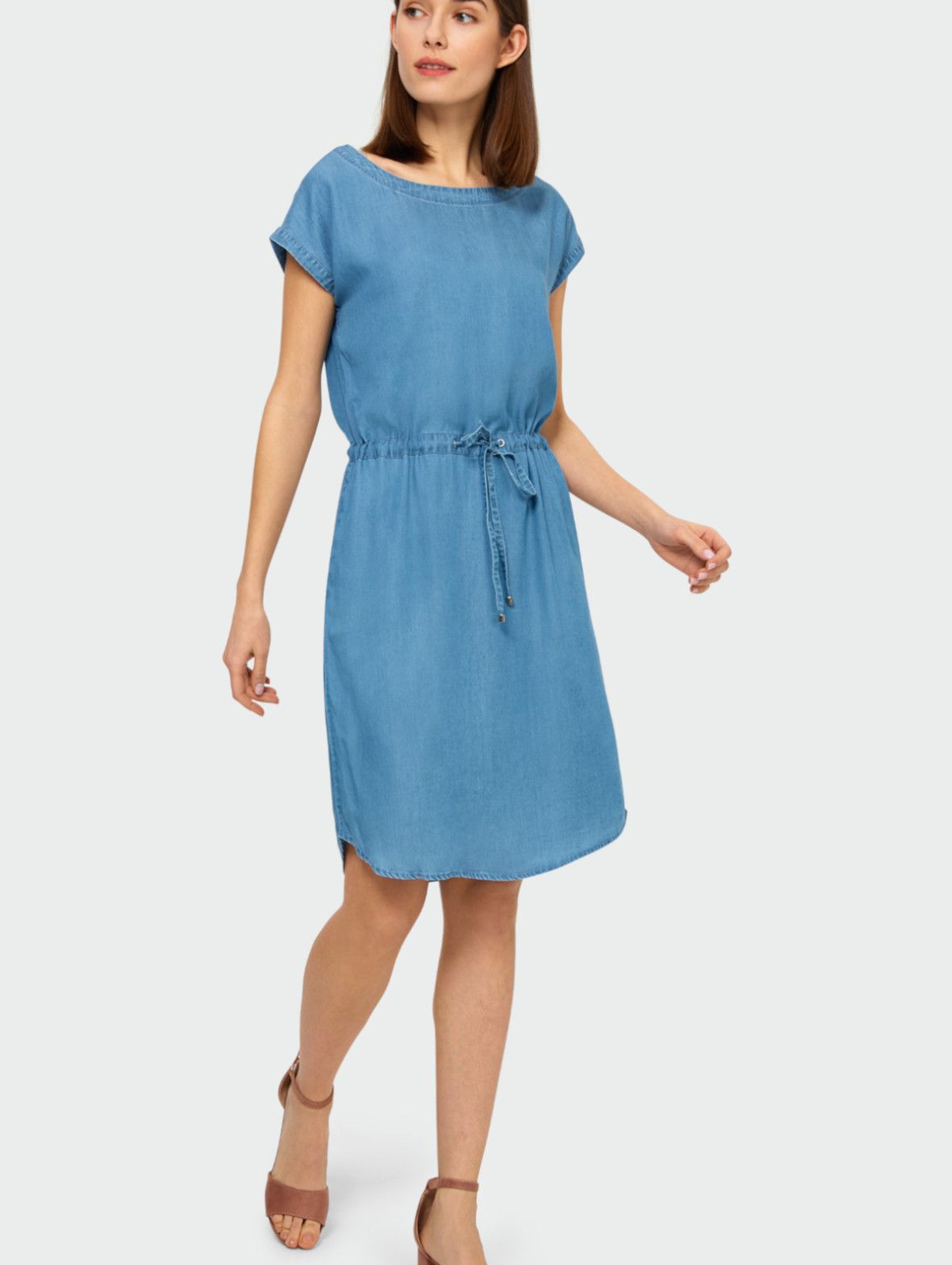 Niebieska sukienka z lyocellu o luźnym kroju z wiązaniem w talii