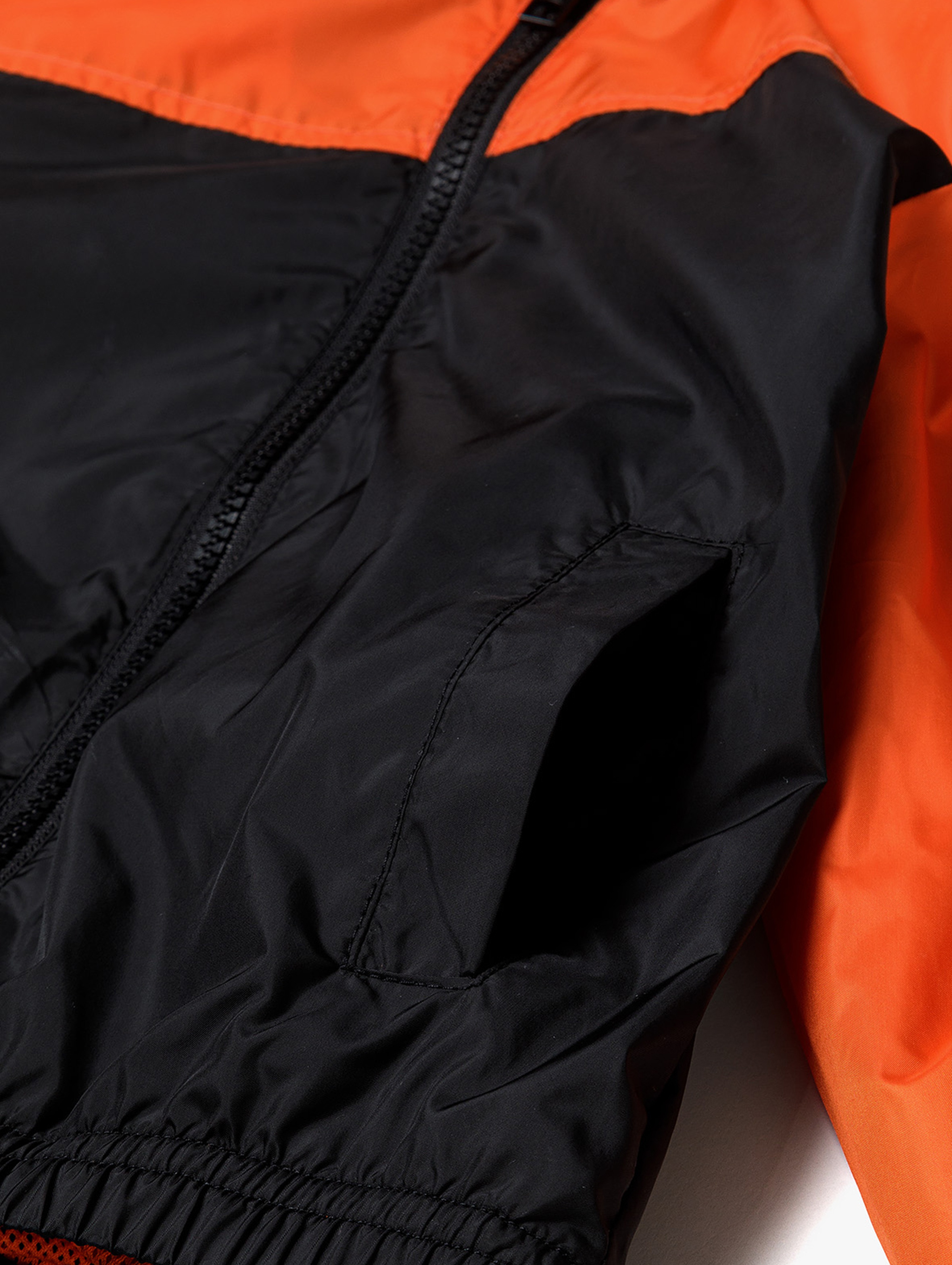 Pomarańczowa kurtka typu wiatrówka dla niemowlaka z kapturem