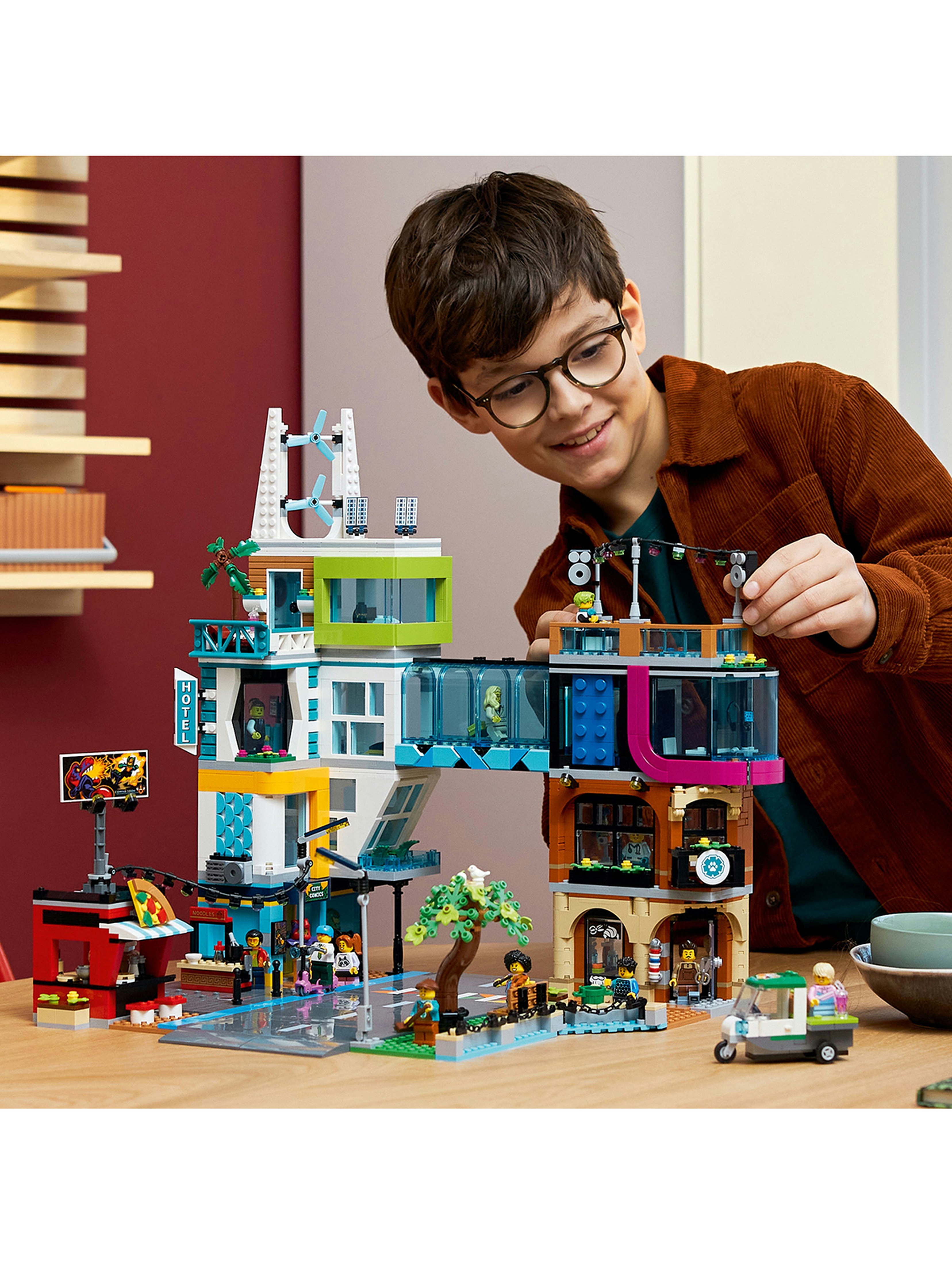Klocki LEGO City 60380 Śródmieście - 2010 elementów, wiek 8 +