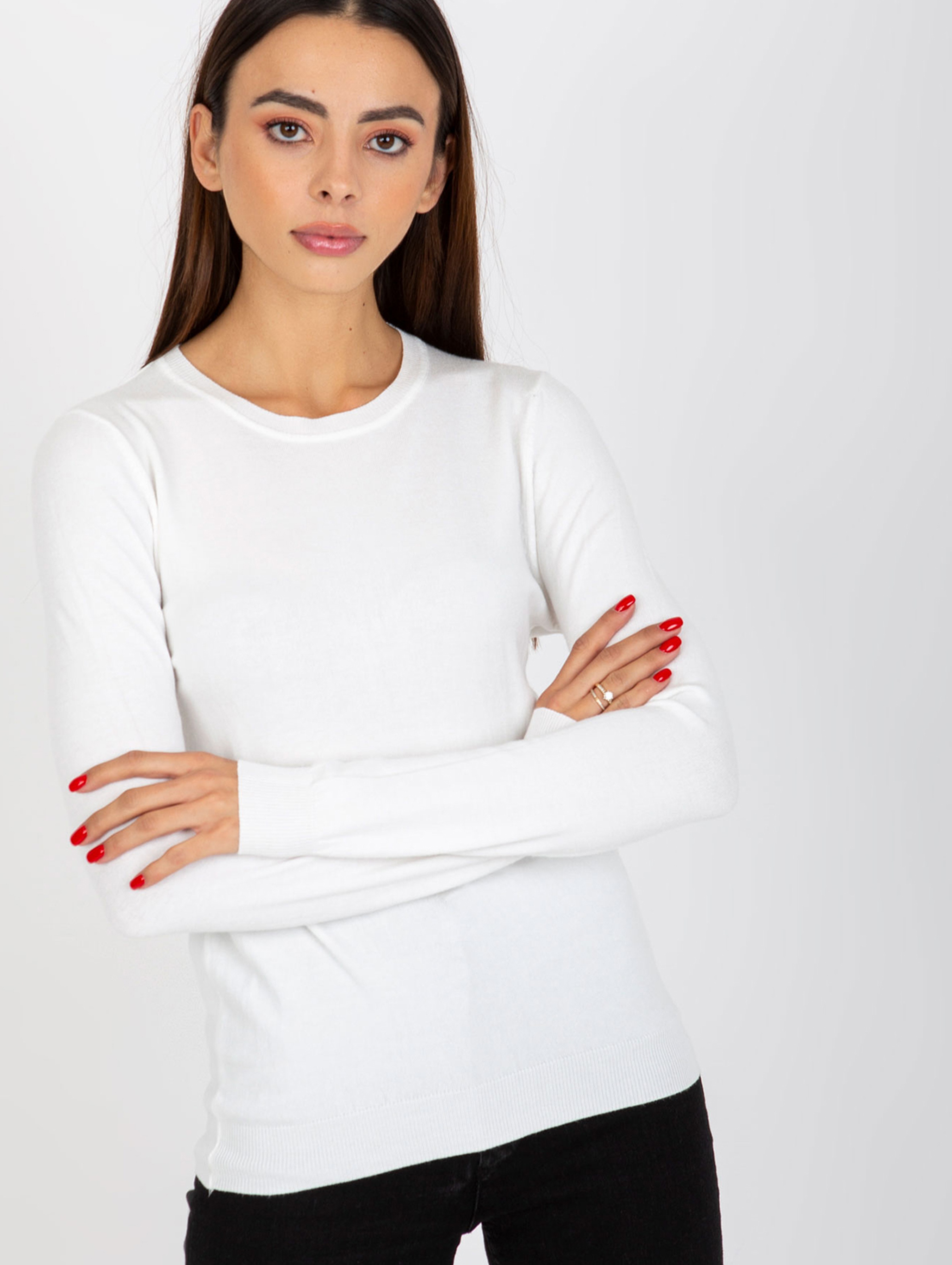 Biały gładki sweter klasyczny z okrągłym dekoltem