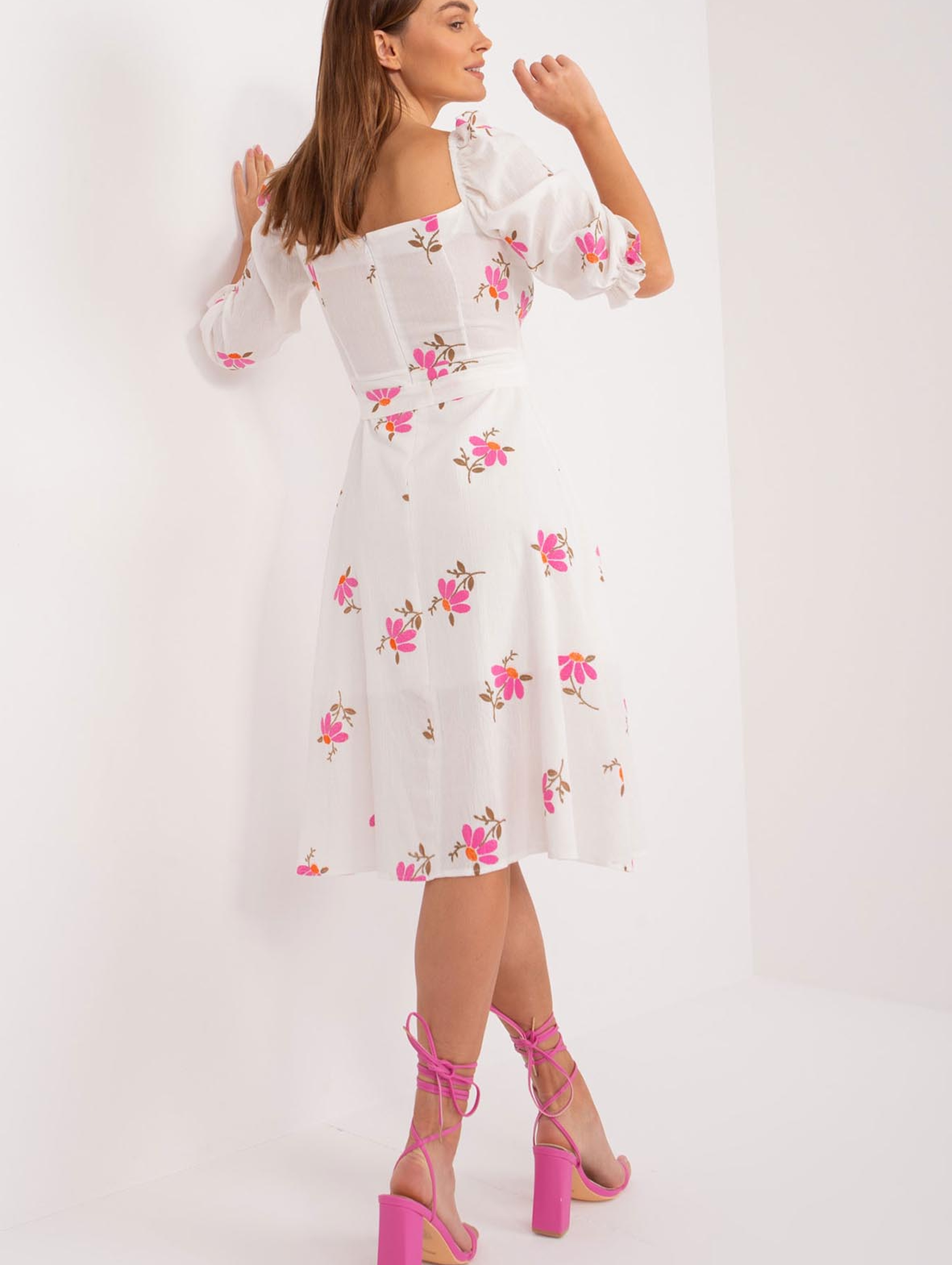 Midi sukienka w kwiaty z paskiem biało-różowa