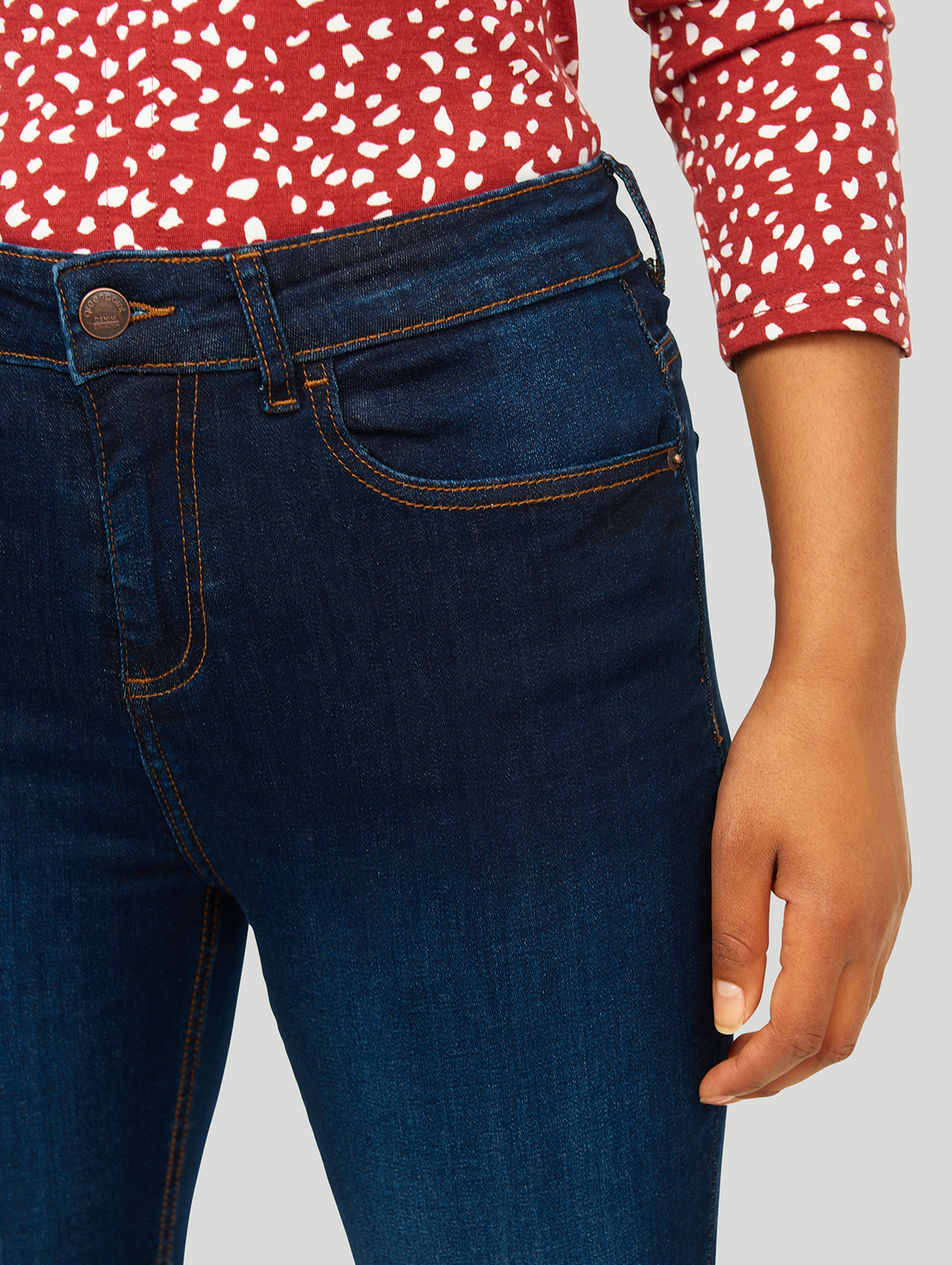 Jeansowe spodnie damskie o kroju slim fit