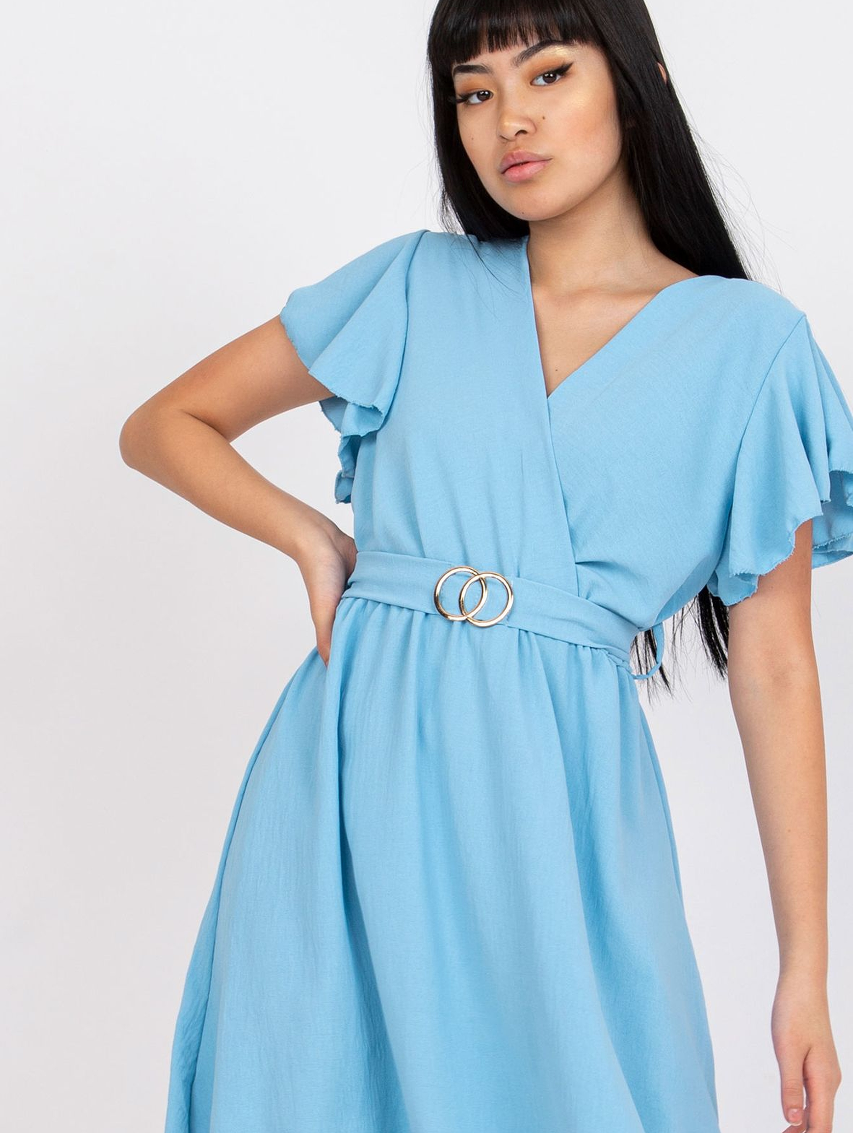Niebieska sukienka mini z ozdobnymi rękawami