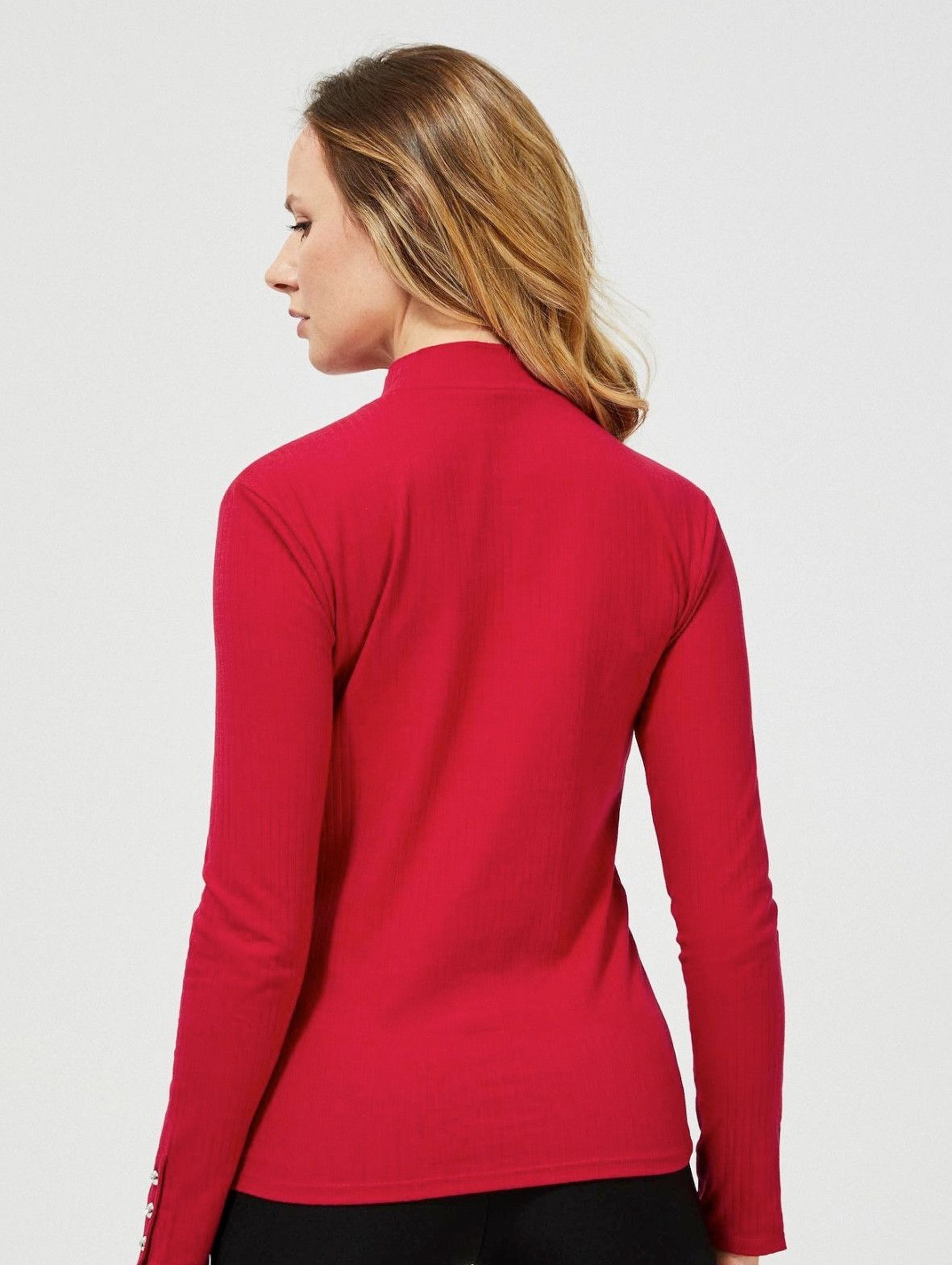Elegancki półgolf damski w kolorze czerwonym z ozdobnymi guzikami na rękawach