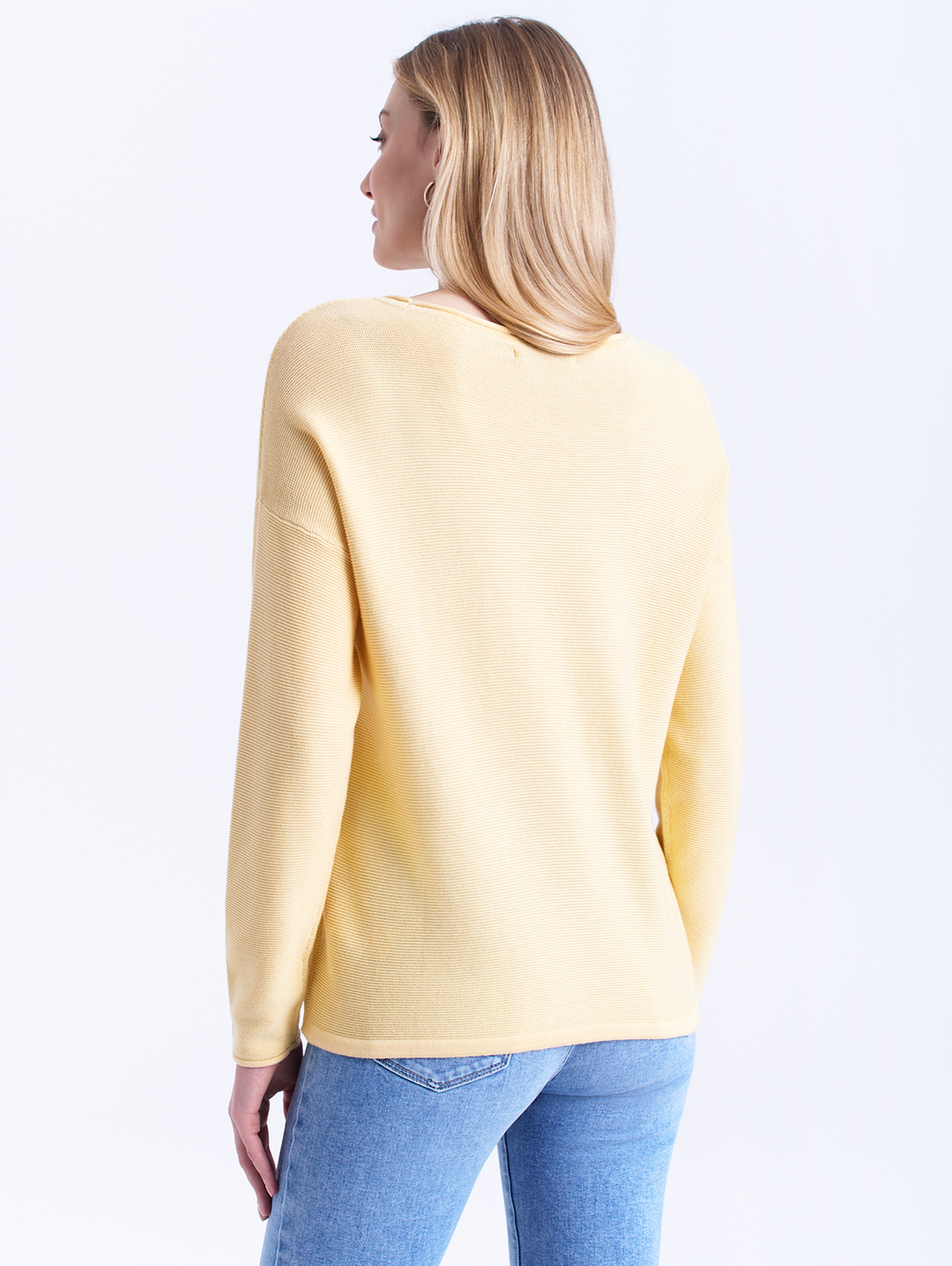 Sweter damski z troczkiem na dole i opuszczonym rękawem żółty