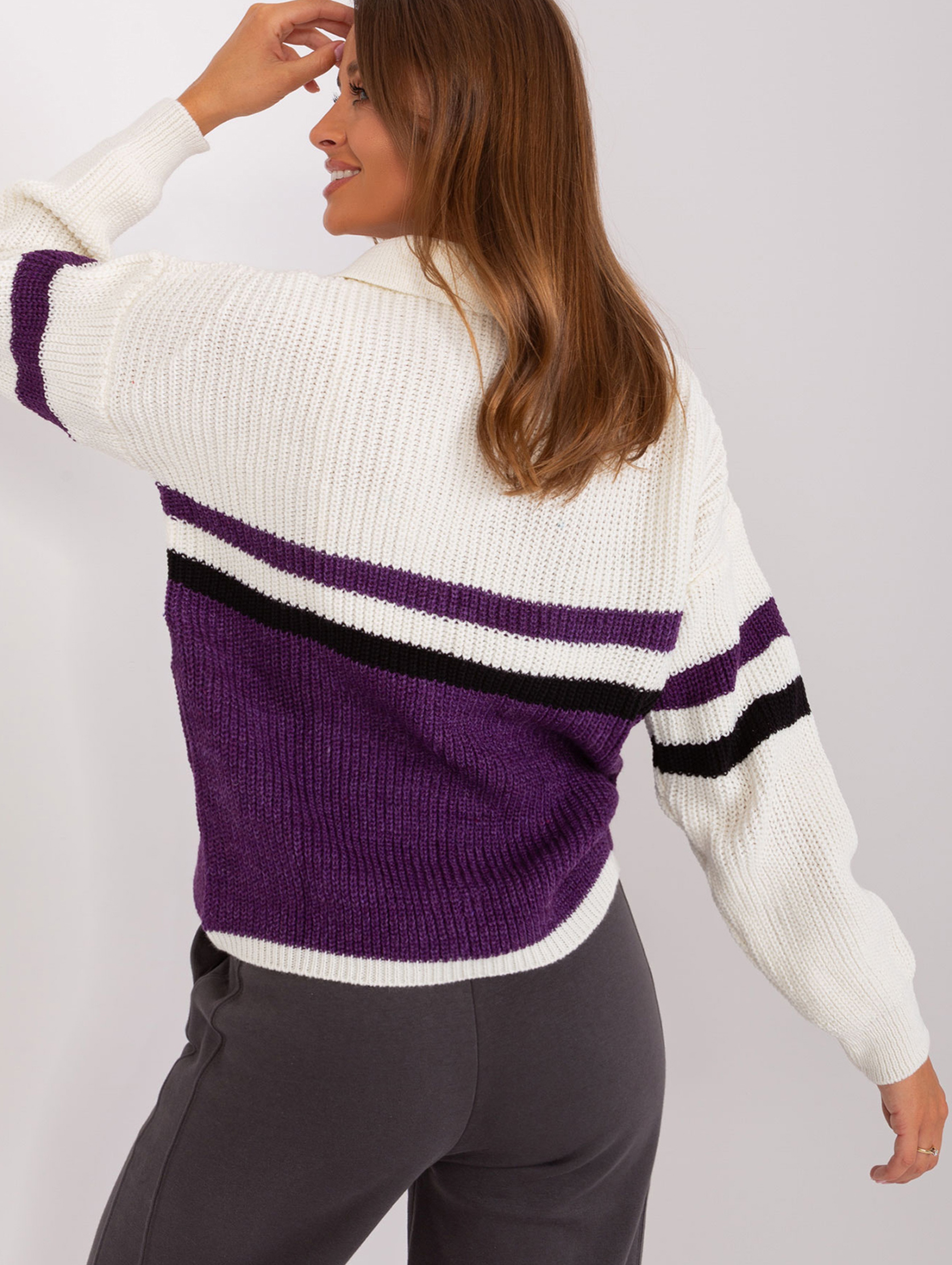 Ecru-fioletowy sweter oversize z kołnierzem
