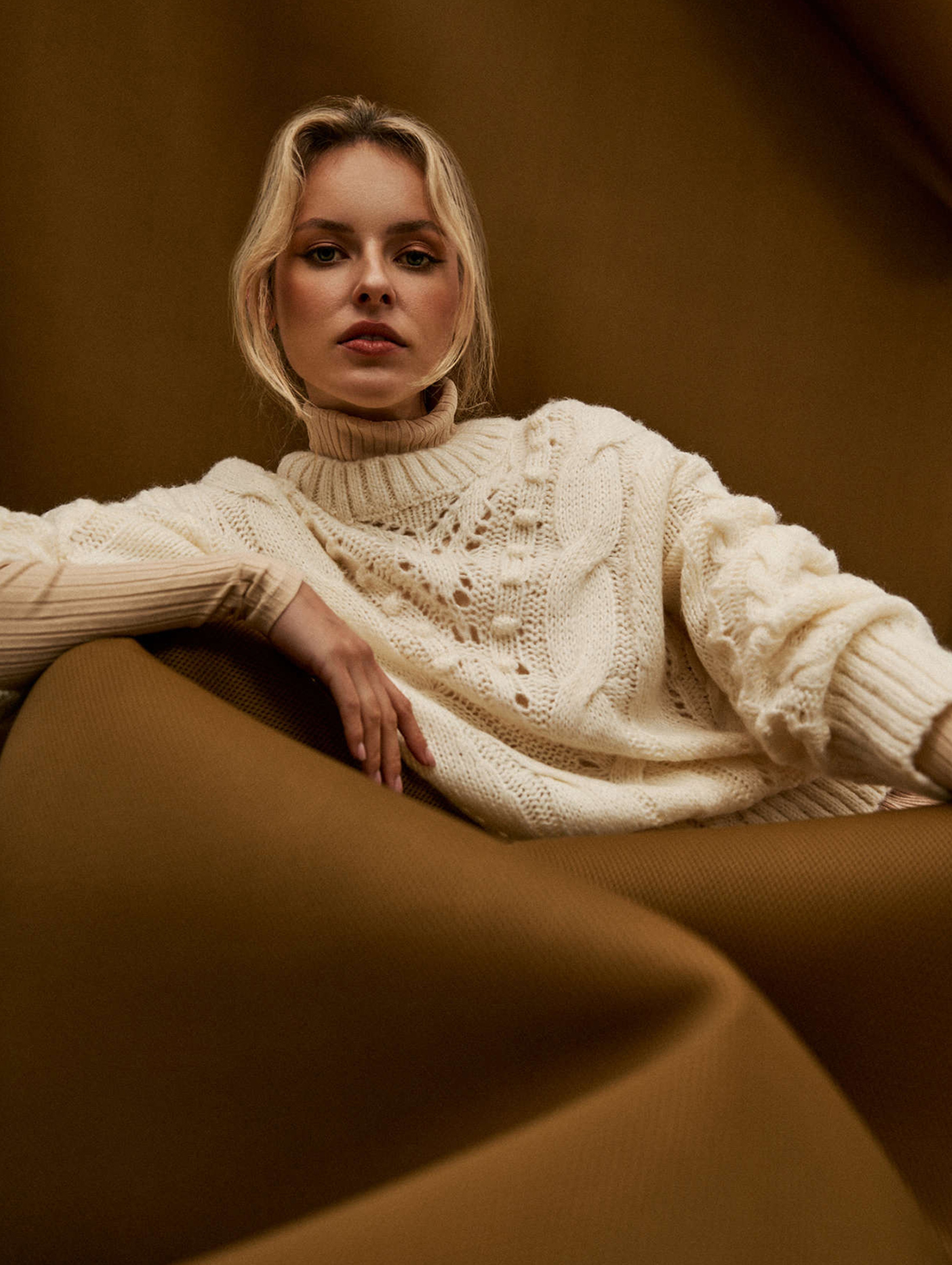 Ażurowy sweter damski lużny - ecru